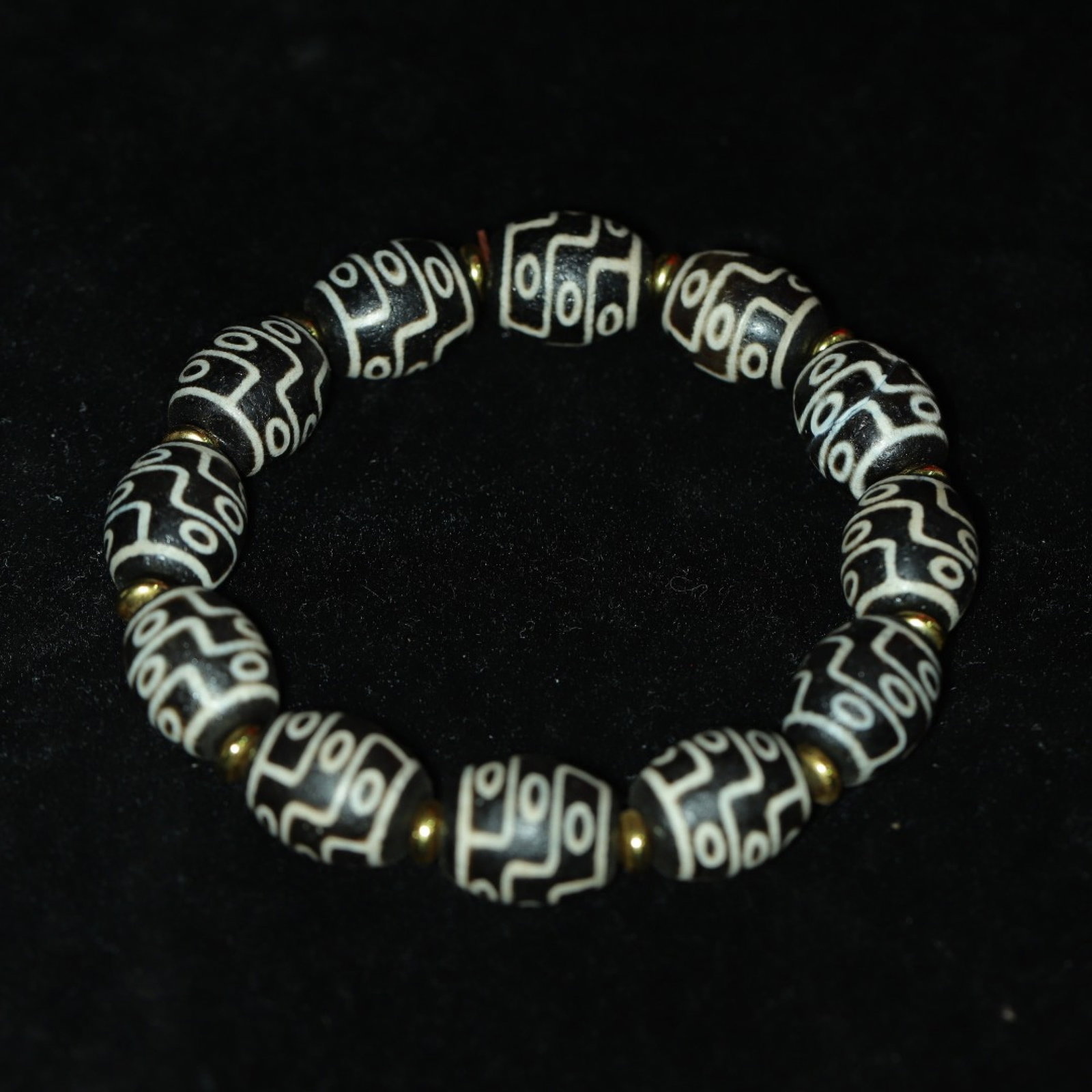 An Exquisite Nine Eyes Dzi Bead Bracelets: An Exquisite Nine Eyes Dzi Bead Bracelets,Size:15mmx12mm,Weight:52g 九眼天珠手链