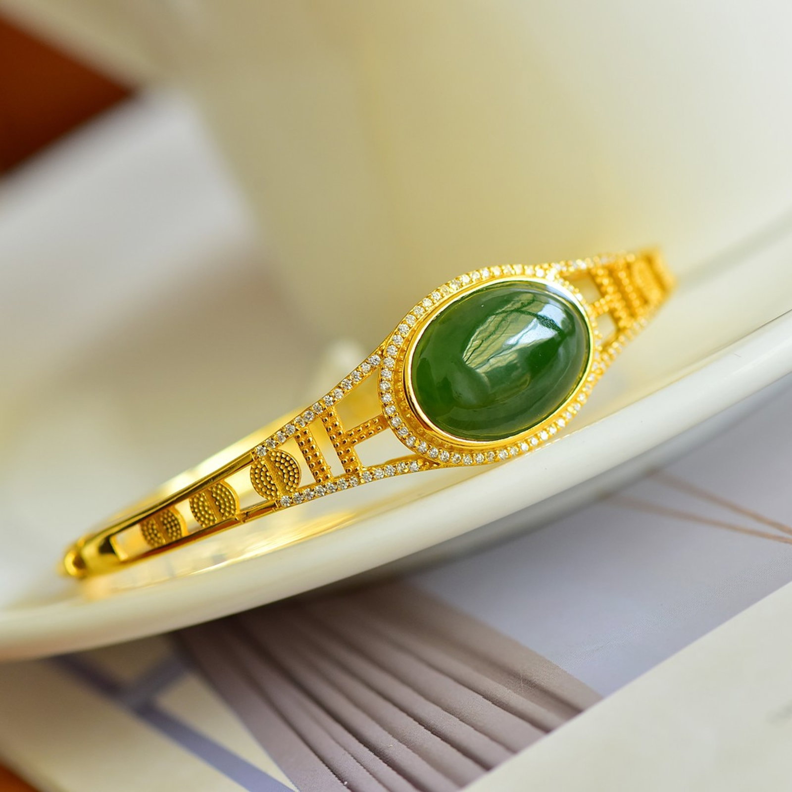 An Exquisite Sterling Silver-Gold Plated Inlaid Jasper Bracelets,Inlaid Diamond: An Exquisite Sterling Silver-Gold Plated Inlaid Jasper Bracelets,Inlaid Diamond,Size:13mmx18mm 纯银镀金镶碧玉手镯,嵌钻石