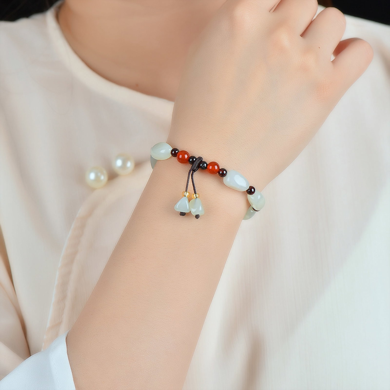 An Exquisite White Jade Bracelets: An Exquisite White Jade Bracelets 白玉手串