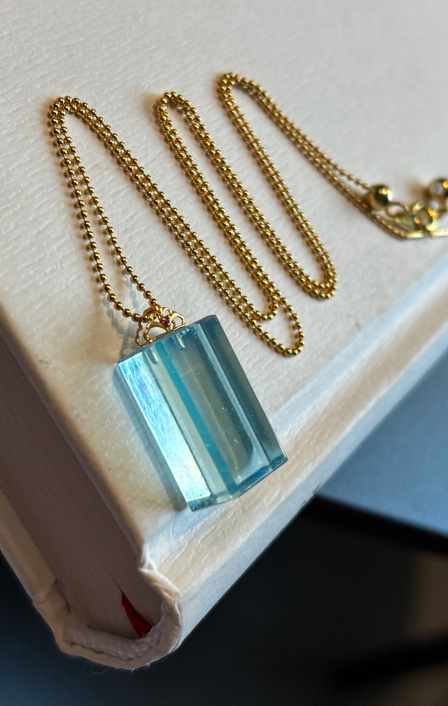 An Exquisite Sterling Silver-Gold Plated Inlaid Aquamarine Pendant: An Exquisite Sterling Silver-Gold Plated Inlaid Aquamarine Pendant,Size:19mmx10mm,Weight:4.2g 纯银镀金镶海蓝宝吊坠