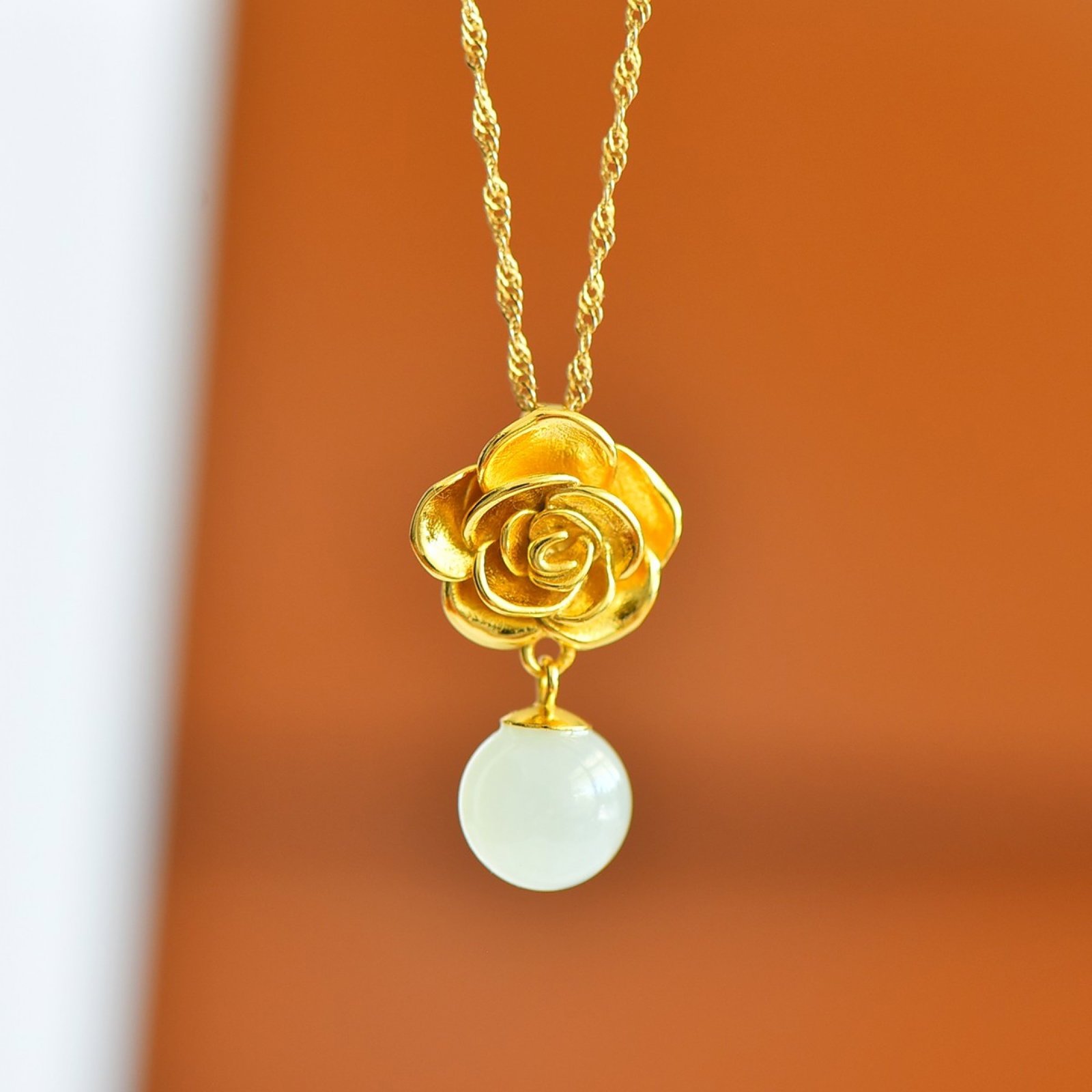 An Exquisite Sterling Silver-Gold Plated Inlaid White Jade Pendant: An Exquisite Sterling Silver-Gold Plated Inlaid White Jade Pendant,Size:10mmx10mm 一个精美的纯银镀金镶白玉吊坠