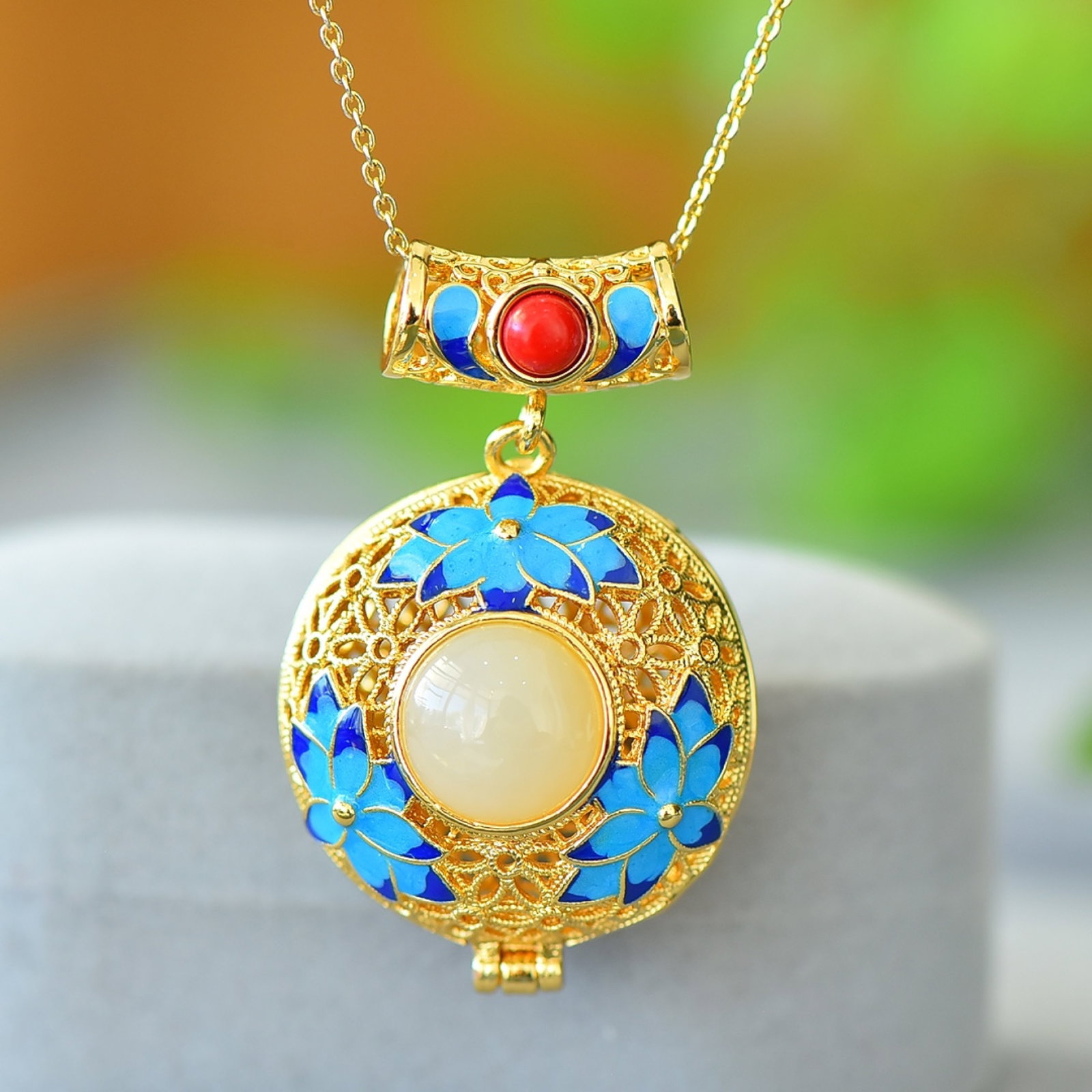 An Exquisite Bronze-Gold Plated Inlaid White Jade Flower Pattern Necklace: An Exquisite Bronze-Gold Plated Inlaid White Jade Flower Pattern Necklace,Size:12mmx12mm 铜镀金镶白玉花卉纹项链