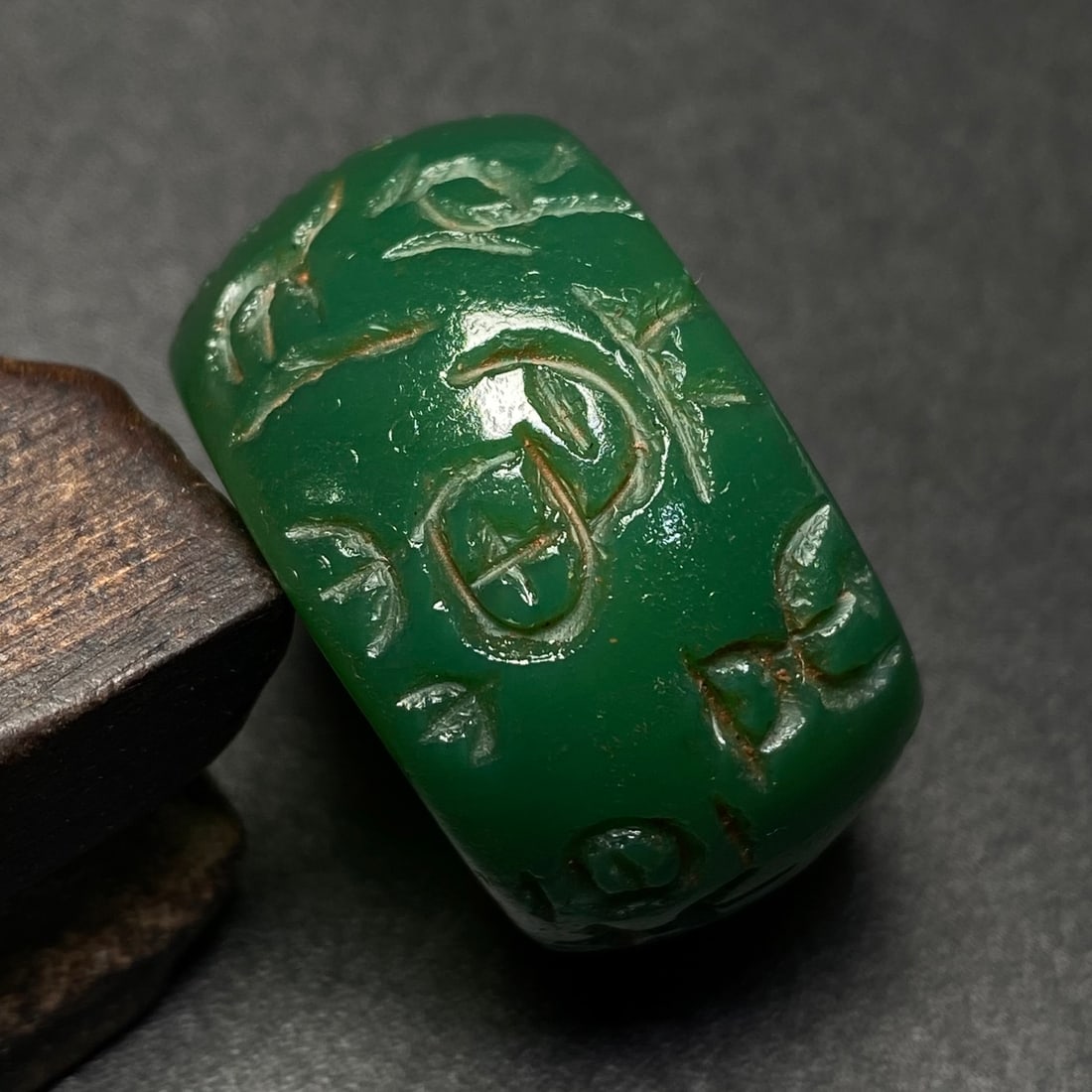 An Exquisite Agate Inscription Fingerstall: An Exquisite Agate Inscription Fingerstall,Size:22mmx17mm 玛瑙铭文扳指