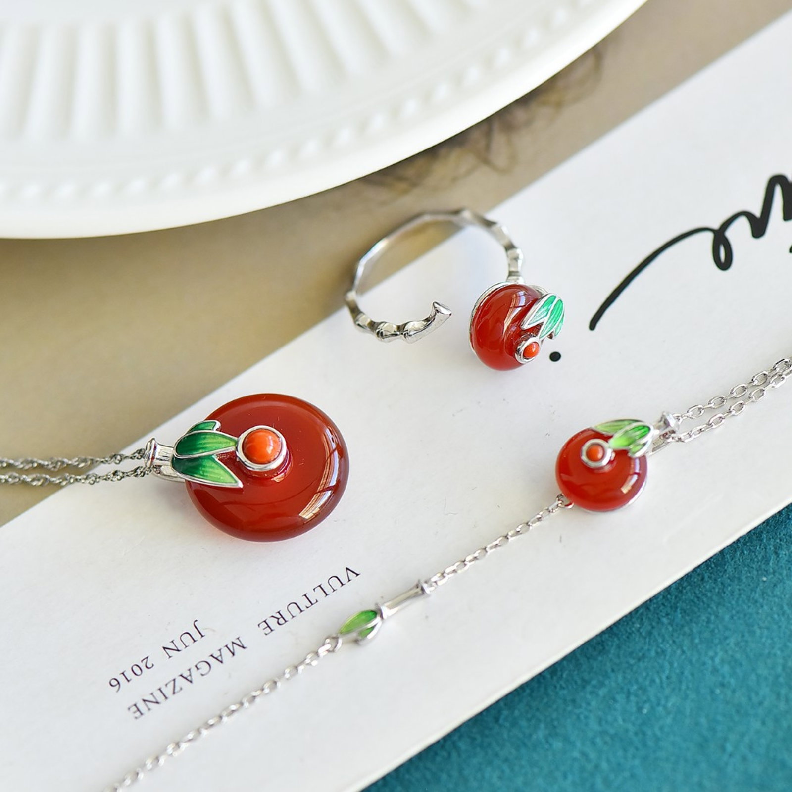 A Set of Fine Sterling Silver Inlaid Agate Jewelrys: A Set of Fine Sterling Silver Inlaid Agate Jewelrys,Size:(Pendant)18mmx18mm,(Earrings)10mmx10mm,(Bracelets)10mmx10mm 一套纯银镶玛瑙首饰