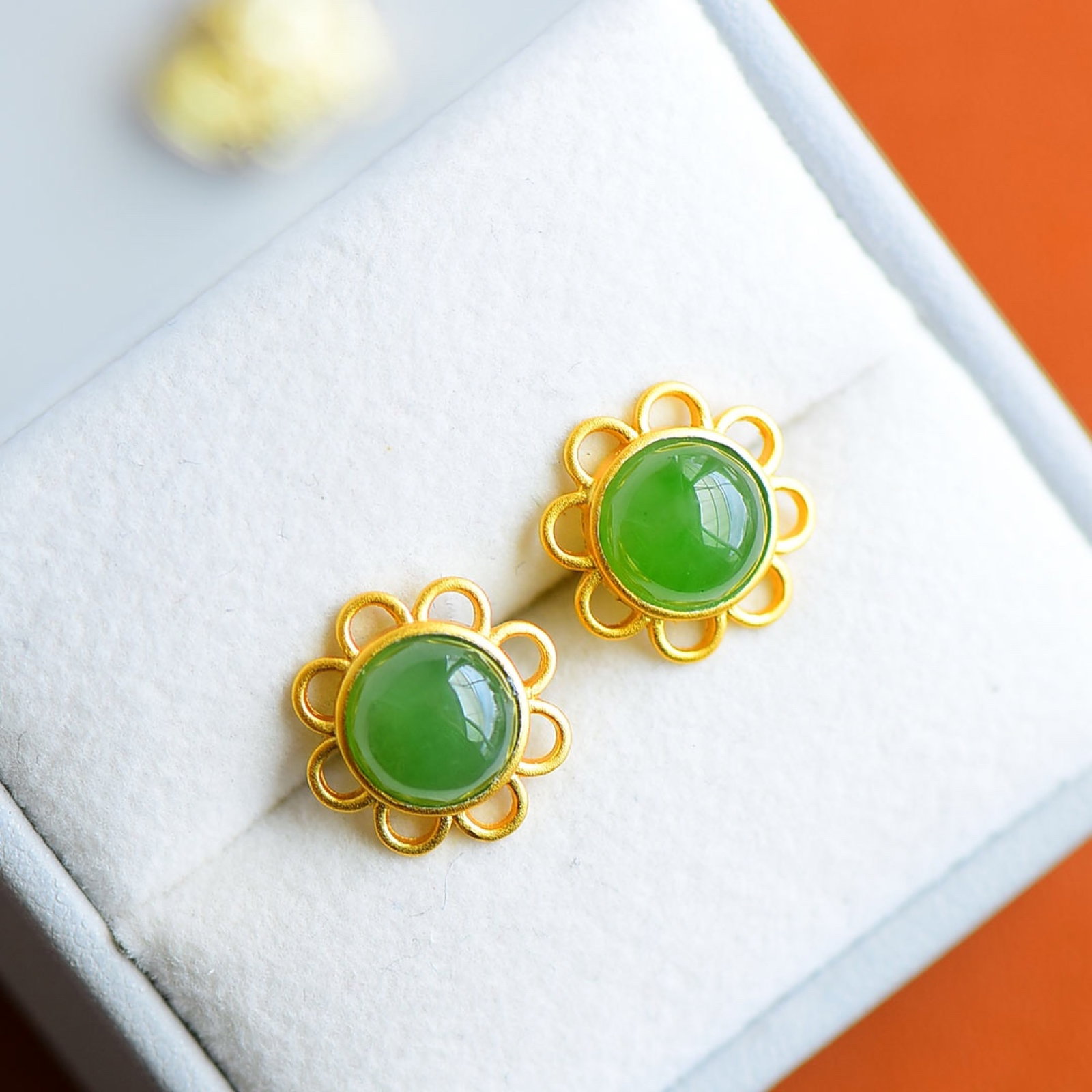A Pair of Exquisite Sterling Silver-Gold Plated Inlaid Jasper Earrings: A Pair of Exquisite Sterling Silver-Gold Plated Inlaid Jasper Earrings,Size:8mmx8mm 一对纯银镀金镶碧玉耳钉