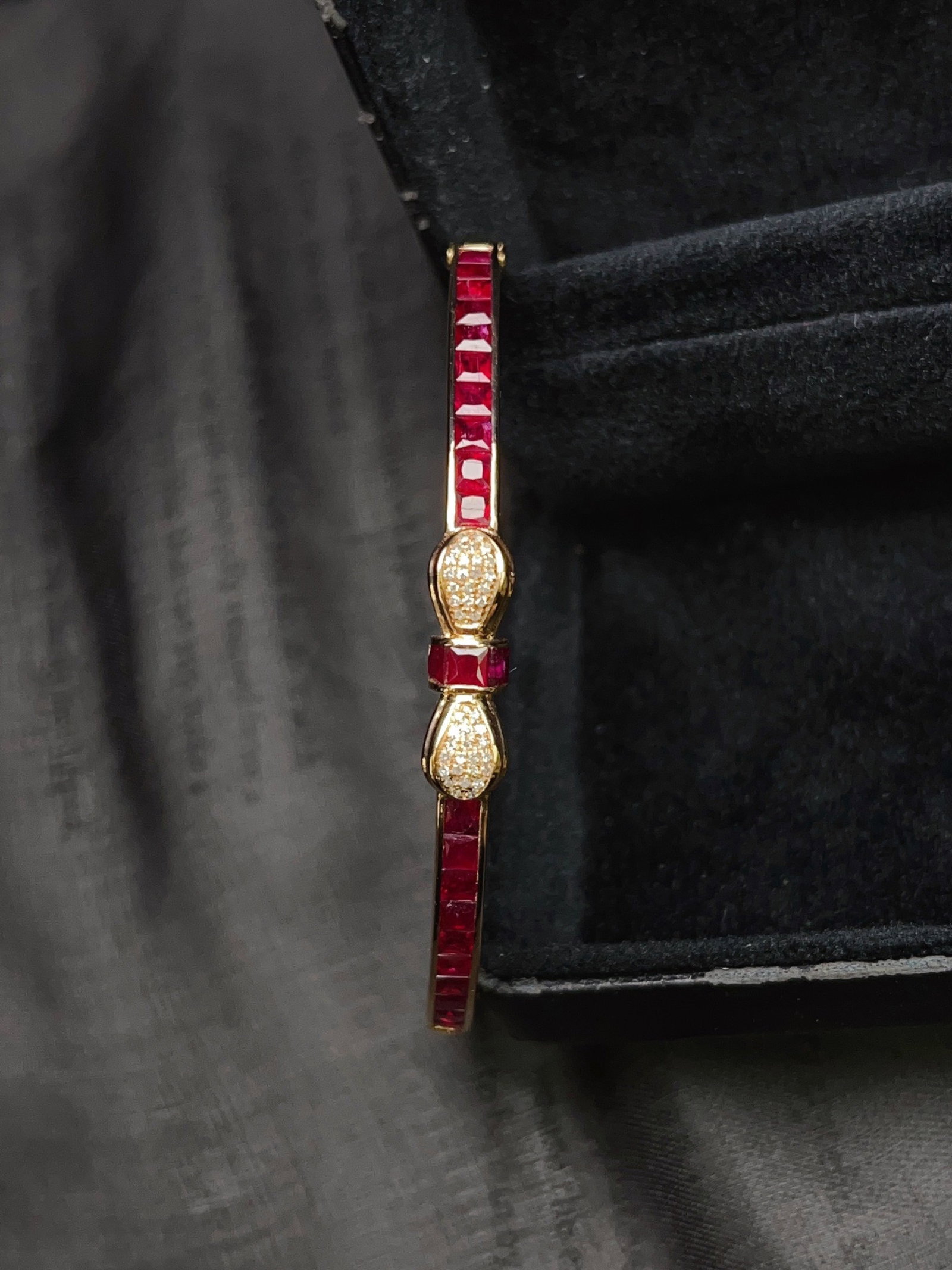 A Exquisite 18k Gold Inlaid 3.85ct Natural Ruby Bracelets,Inlaid Diamond: A Exquisite 18k Gold Inlaid 3.85ct Natural Ruby Bracelets,Inlaid Diamond,Total Weight:6.27g 18k金镶 3.85ct 天然红宝石手镯,嵌钻石