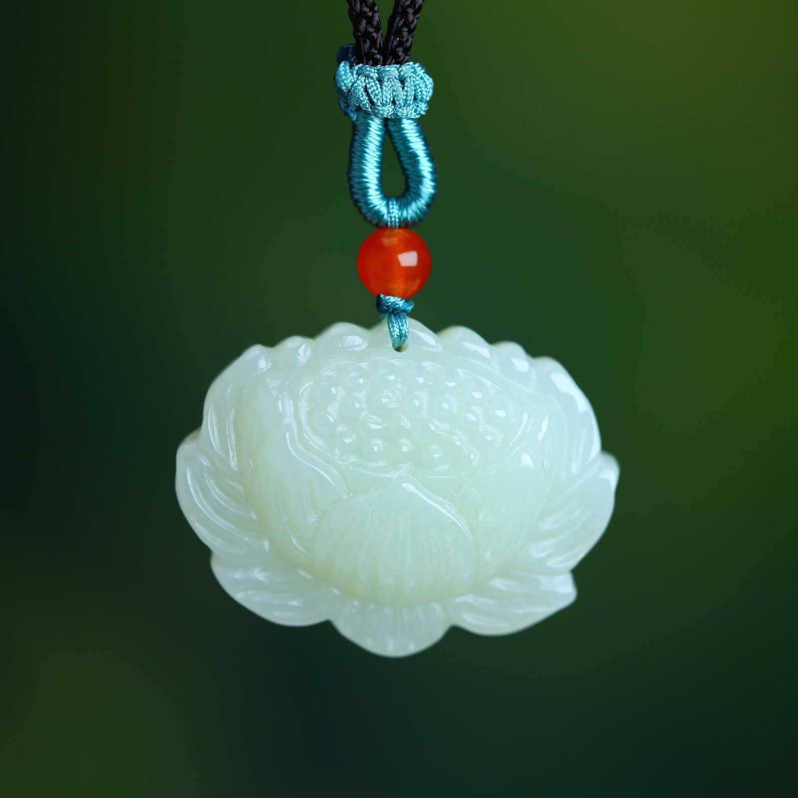 An Exquisite White Jade Lotus Pendant: An Exquisite White Jade Lotus Pendant,Size:24mmx31mm (寓意)高端大气 富贵女人花 白玉莲花吊坠