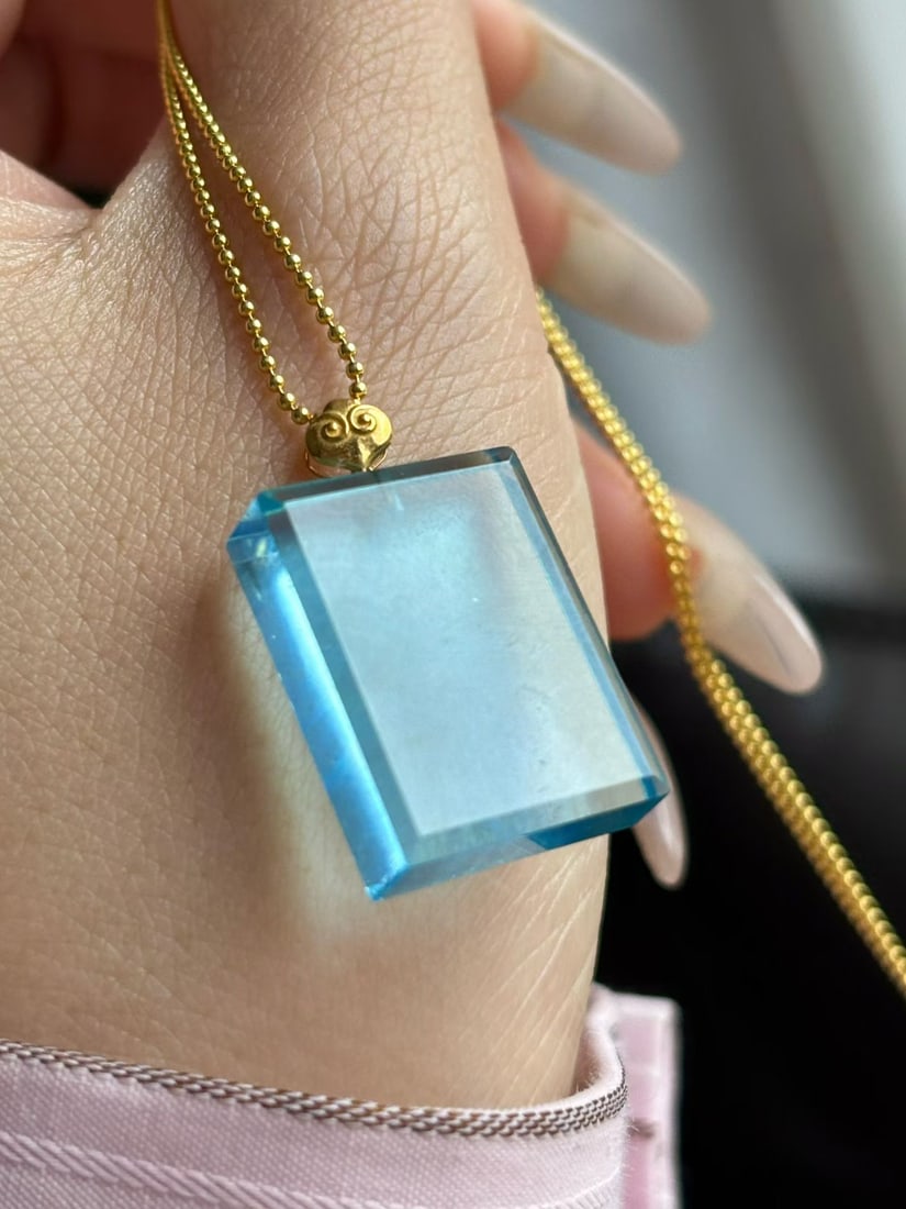 An Exquisite Sterling Silver-Gold Plated Inlaid Aquamarine Pendant: An Exquisite Sterling Silver-Gold Plated Inlaid Aquamarine Pendant,Size:22mmx16mm,Weight:5.6g 纯银镀金镶海蓝宝吊坠