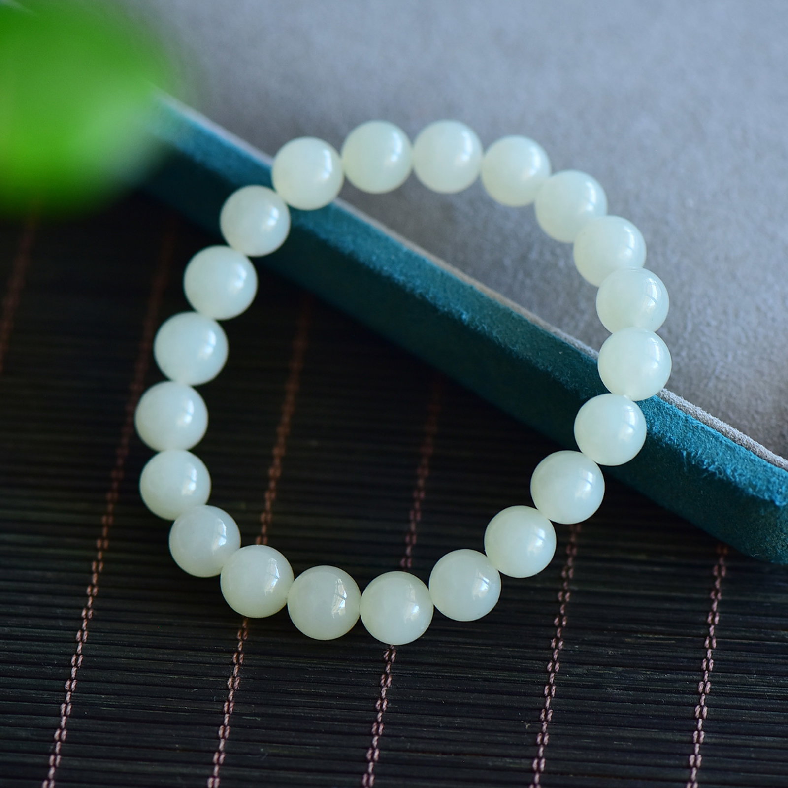 An Exquisite White Jade Bracelets: An Exquisite White Jade Bracelets,Size:9mm