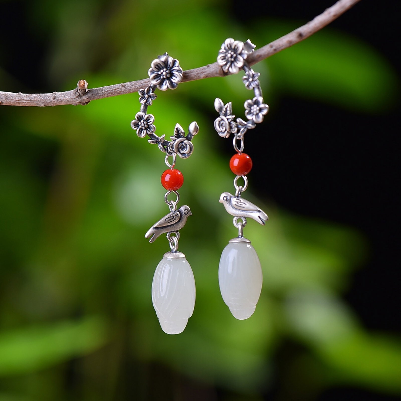 A Pair of Exquisite Sterling Silver Inlaid White Jade Earrings,Inlaid Agate: A Pair of Exquisite Sterling Silver Inlaid White Jade Earrings,Inlaid Agate,Size:8mmx19mm 一对纯银镶白玉耳环,嵌玛瑙