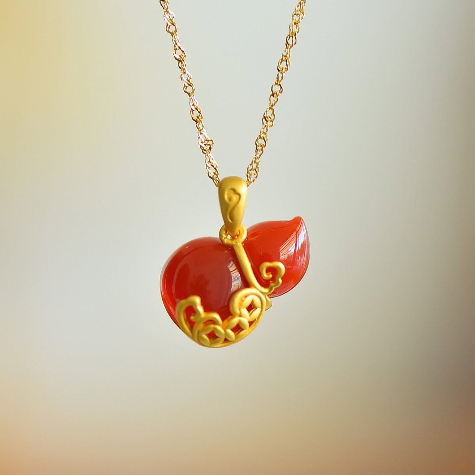 An Exquisite Sterling Silver-Gold Plated Inlaid Agate Gourd Pendant: An Exquisite Sterling Silver-Gold Plated Inlaid Agate Gourd Pendant,Size:12mmx20mm 纯银镀金镶玛瑙葫芦吊坠