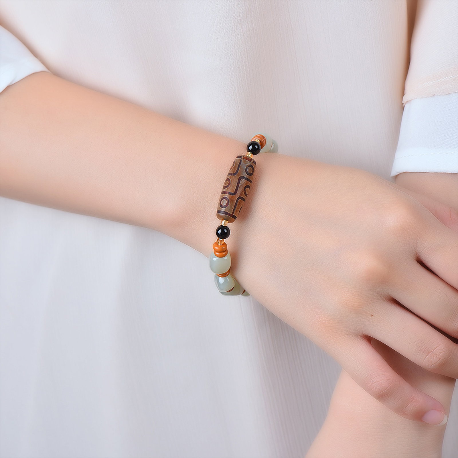 An Exquisite White Jade Bracelets: An Exquisite White Jade Bracelets (寓意)吉祥如意 玉脂白润 白玉手串