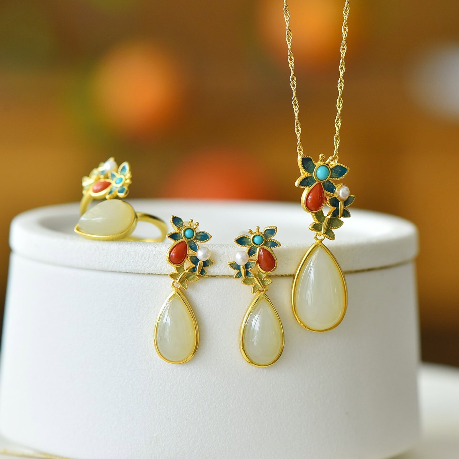 A Set of Fine Sterling Silver-Gold Plated Inlaid White Jade Jewelrys: A Set of Fine Sterling Silver-Gold Plated Inlaid White Jade Jewelrys 一套纯银镀金镶白玉首饰