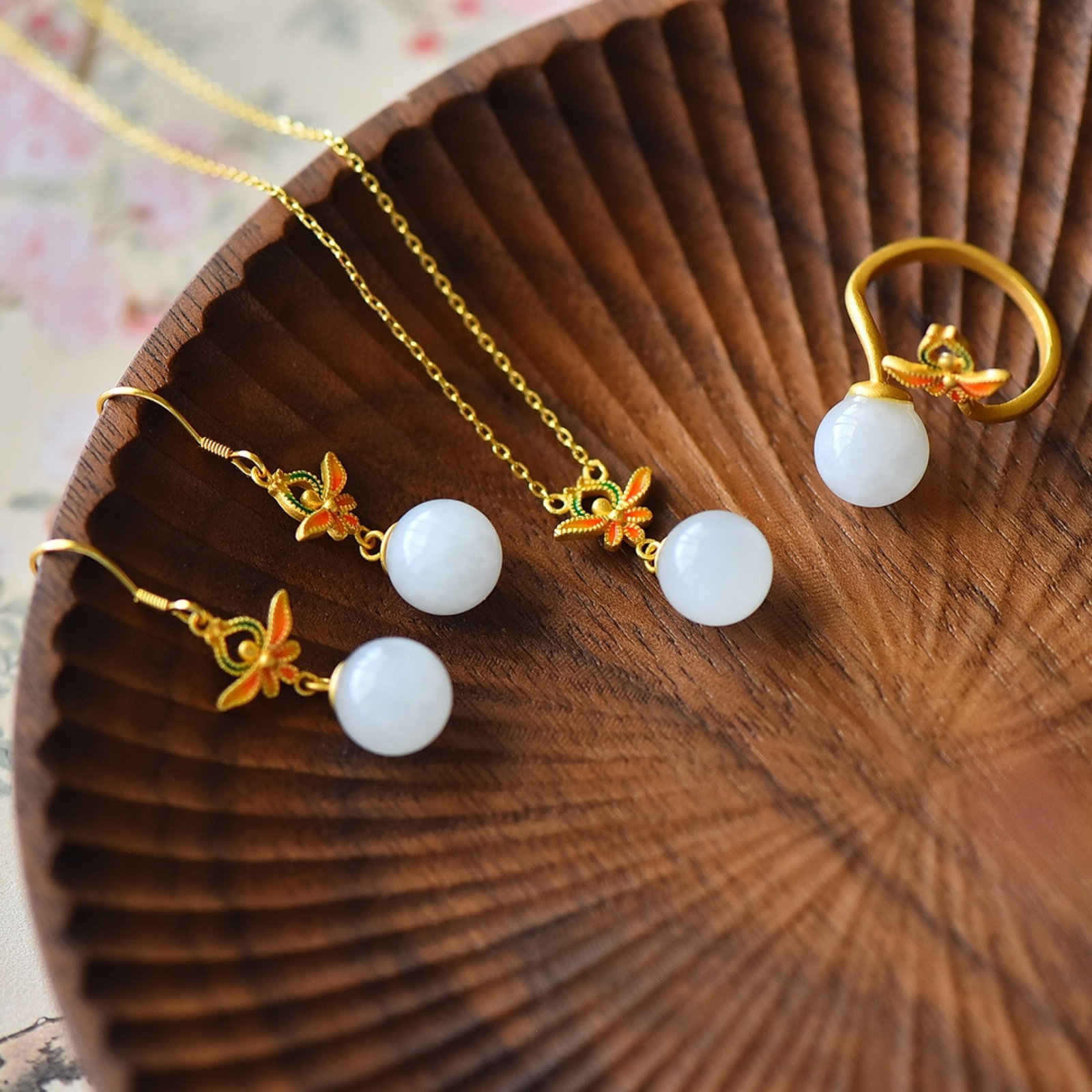 A Set of Fine Sterling Silver-Gold Plated Inlaid White Jade Jewelrys: A Set of Fine Sterling Silver-Gold Plated Inlaid White Jade Jewelrys,Size:(Pendant)10mmx10mm,(Earrings)10mmx10mm,(Ring)10mmx10mm 一套纯银镀金镶白玉