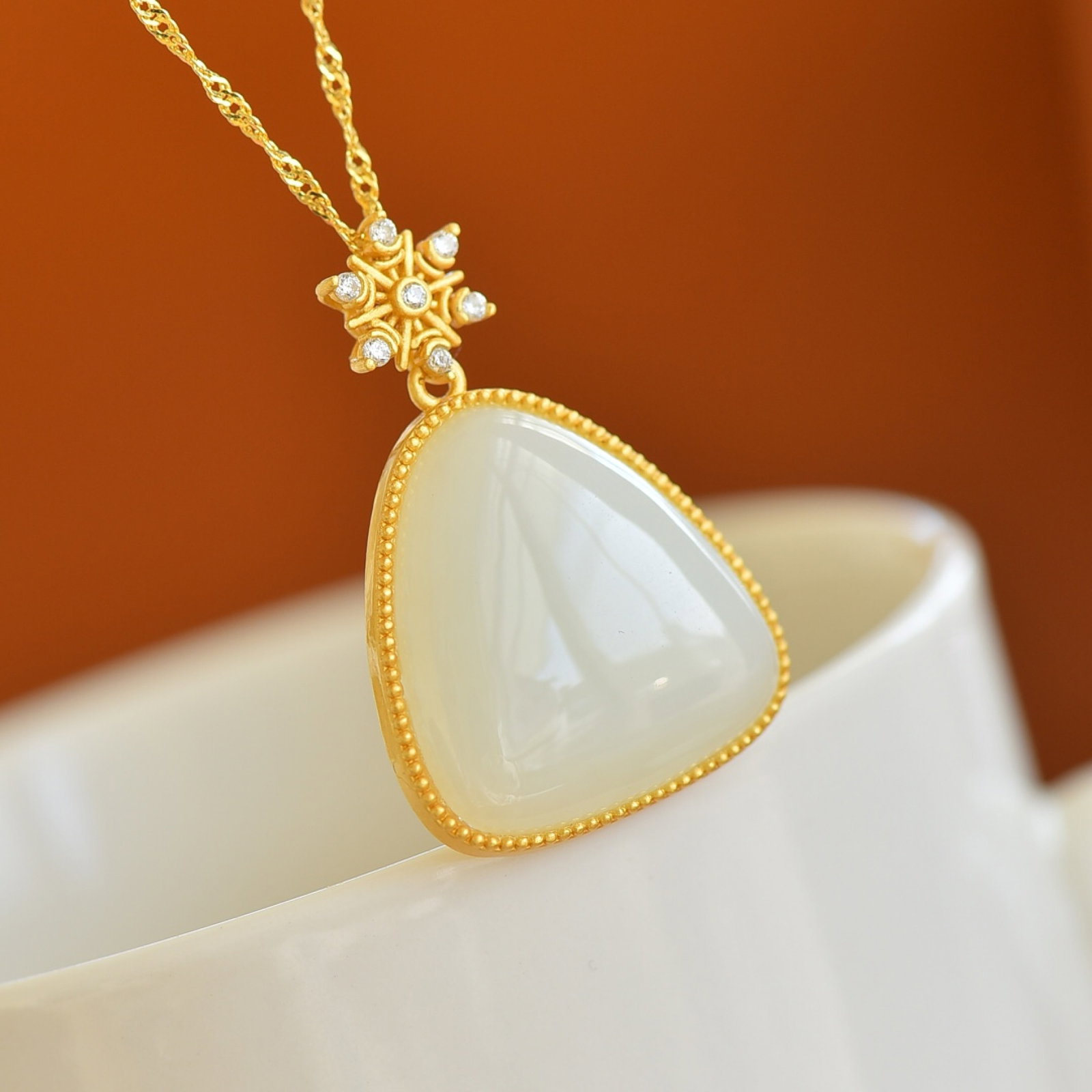 An Exquisite Sterling Silver-Gold Plated Inlaid White Jade Pendant,Inlaid Diamond: Sterling Silver-Gold Plated Inlaid White Jade Pendant,Inlaid Diamond,Size:21mmx22mm 纯银镀金镶白玉吊坠,嵌钻石,尺寸:2