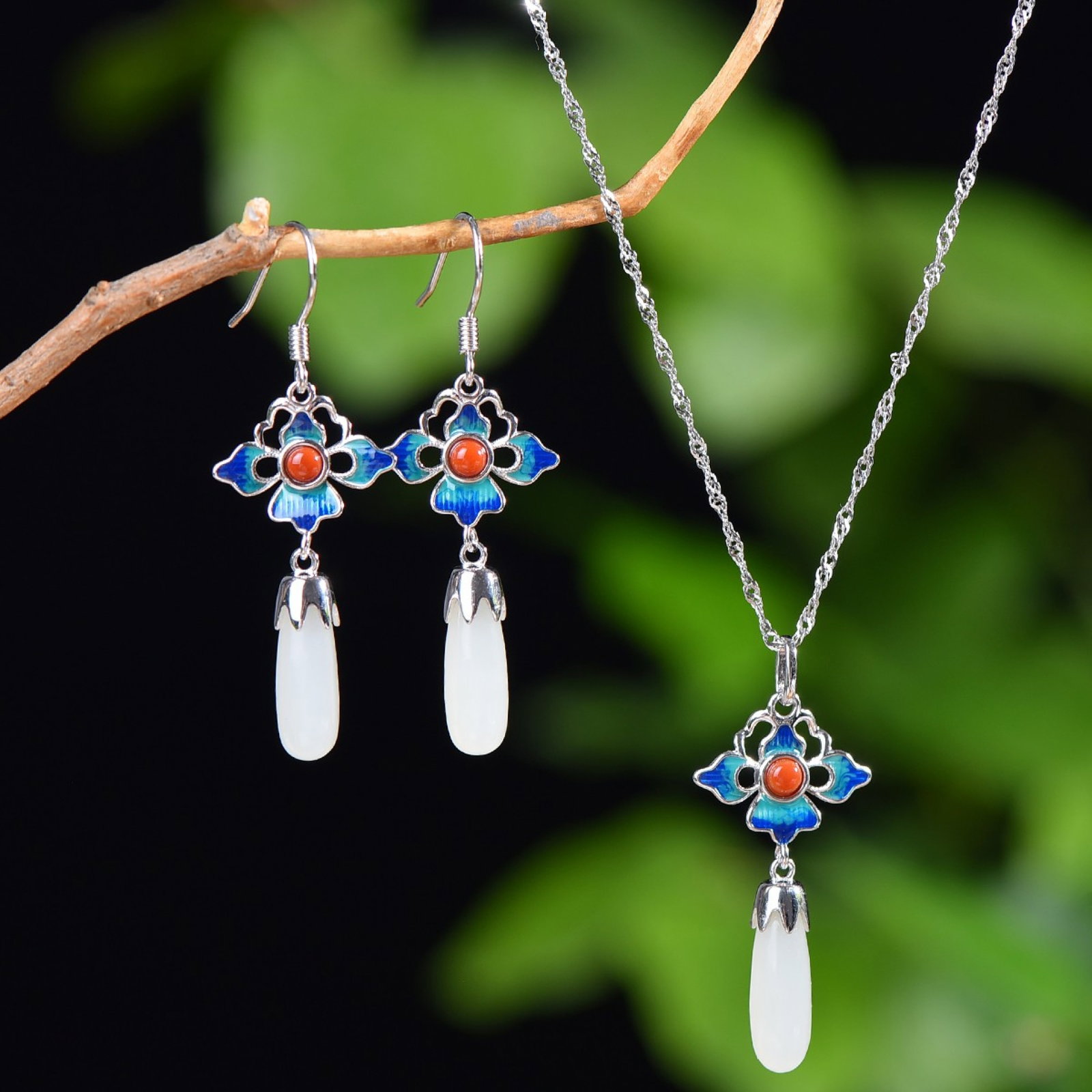 A Set of Fine Sterling Silver Inlaid White Jade Enamel Jewelrys: A Set of Fine Sterling Silver Inlaid White Jade Enamel Jewelrys,Size:5mmx15mm,5mmx14mm 一套纯银镶白玉珐琅首饰