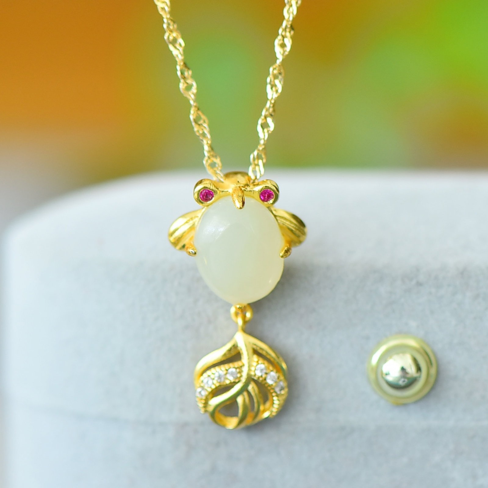 An Exquisite Bronze-Gold Plated Inlaid White Jade Fish Necklace,Inlaid Diamond: An Exquisite Bronze-Gold Plated Inlaid White Jade Fish Necklace,Inlaid Diamond,Size:9mmx11mm 铜镀金镶白玉鱼项链,嵌钻石