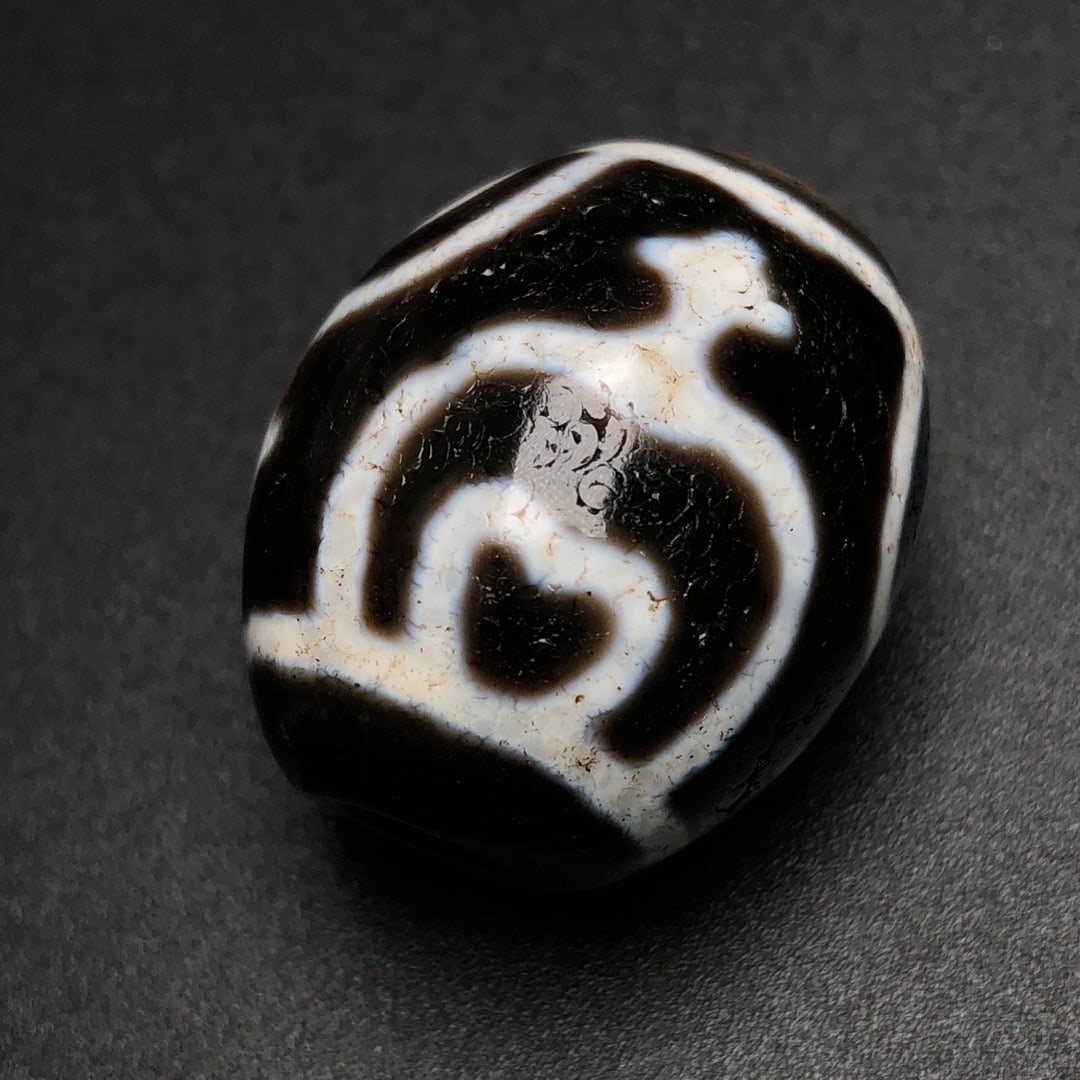An Exquisite Dzi Bead Pendant: An Exquisite Dzi Bead Pendant,Size:26mmx22mm,Weight:17.4g 天珠挂件