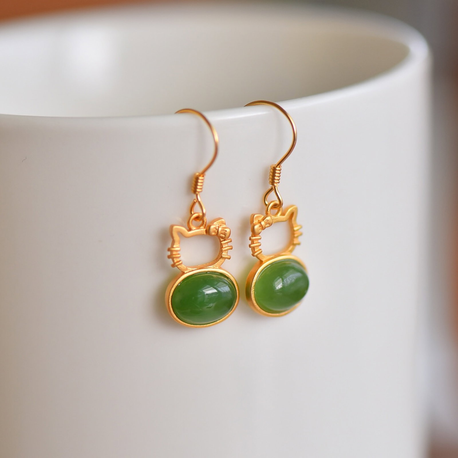 A Pair of Exquisite Sterling Silver-Gold Plated Inlaid Jasper Earrings: A Pair of Exquisite Sterling Silver-Gold Plated Inlaid Jasper Earrings,Size:7mmx9mm 一对纯银镀金镶碧玉耳环