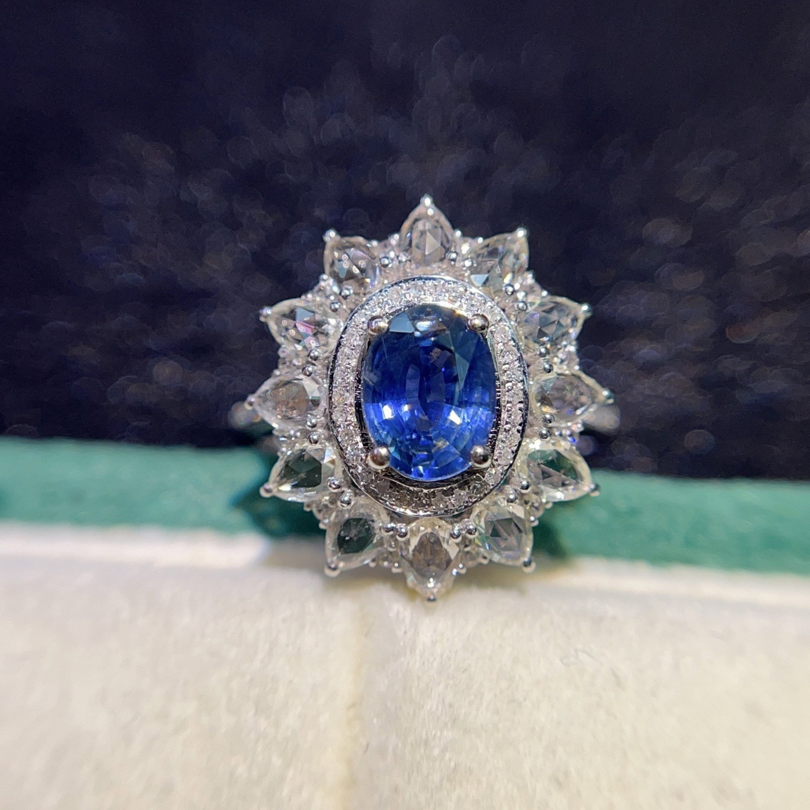 A Exquisite 18k Gold Inlaid 1.00ct Natural Sapphire Ring,Inlaid Diamond: A Exquisite 18k Gold Inlaid 1.00ct Natural Sapphire Ring,Inlaid Diamond,Total Weight:3.22g 18k金镶 1.00ct 天然蓝宝石戒指,嵌钻石