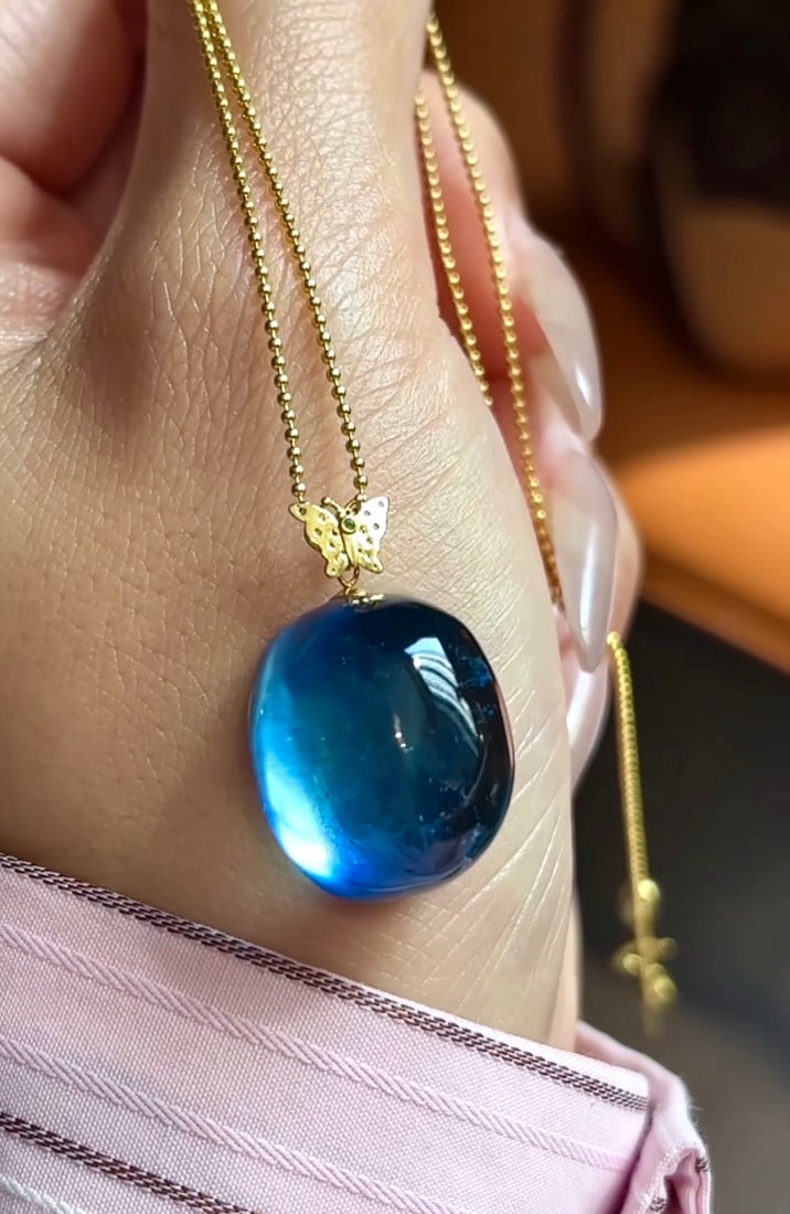 An Exquisite Sterling Silver-Gold Plated Inlaid Aquamarine Pendant: An Exquisite Sterling Silver-Gold Plated Inlaid Aquamarine Pendant,Size:21mmx16mmx13.5mm,Weight:7.9g 纯银镀金镶海蓝宝吊坠