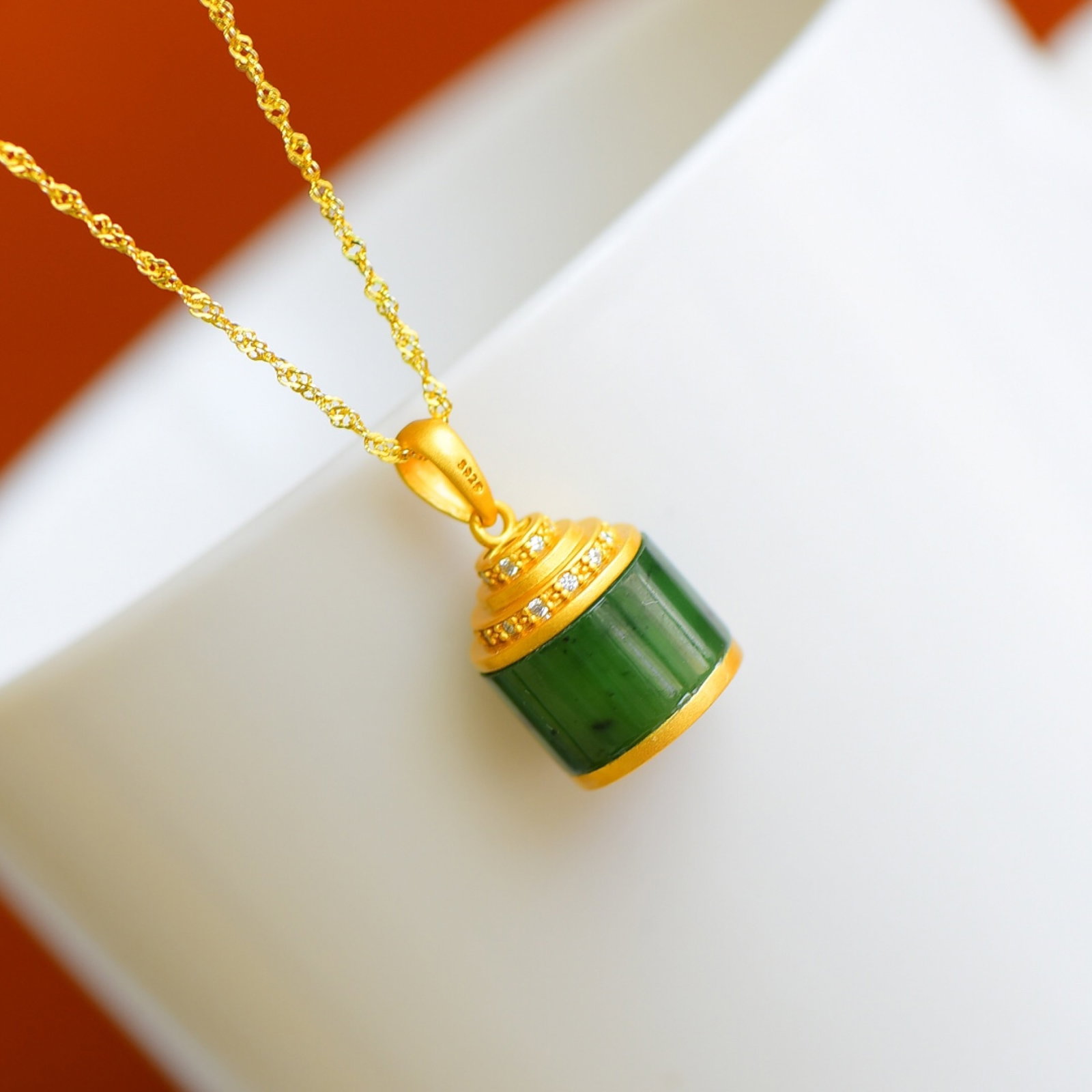 An Exquisite Sterling Silver-Gold Plated Inlaid Jasper Pendant,Inlaid Gems: An Exquisite Sterling Silver-Gold Plated Inlaid Jasper Pendant,Inlaid Gems,Size:9mmx12mm 一个精美的纯银镀金镶碧玉吊坠