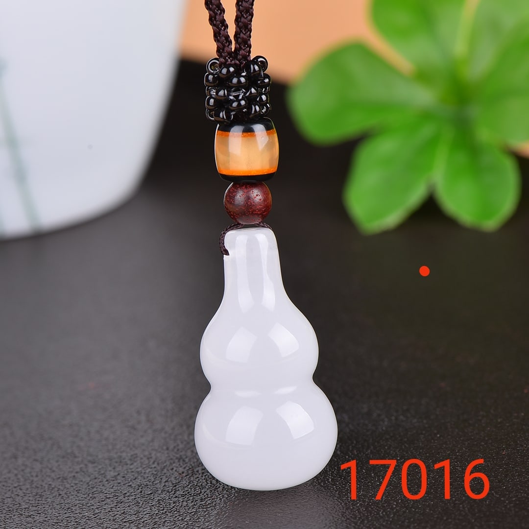 An Exquisite White Jade Gourd Pendant: An Exquisite White Jade Gourd Pendant,Size:19mmx34mm 寓意:福禄双全 白玉葫芦挂件