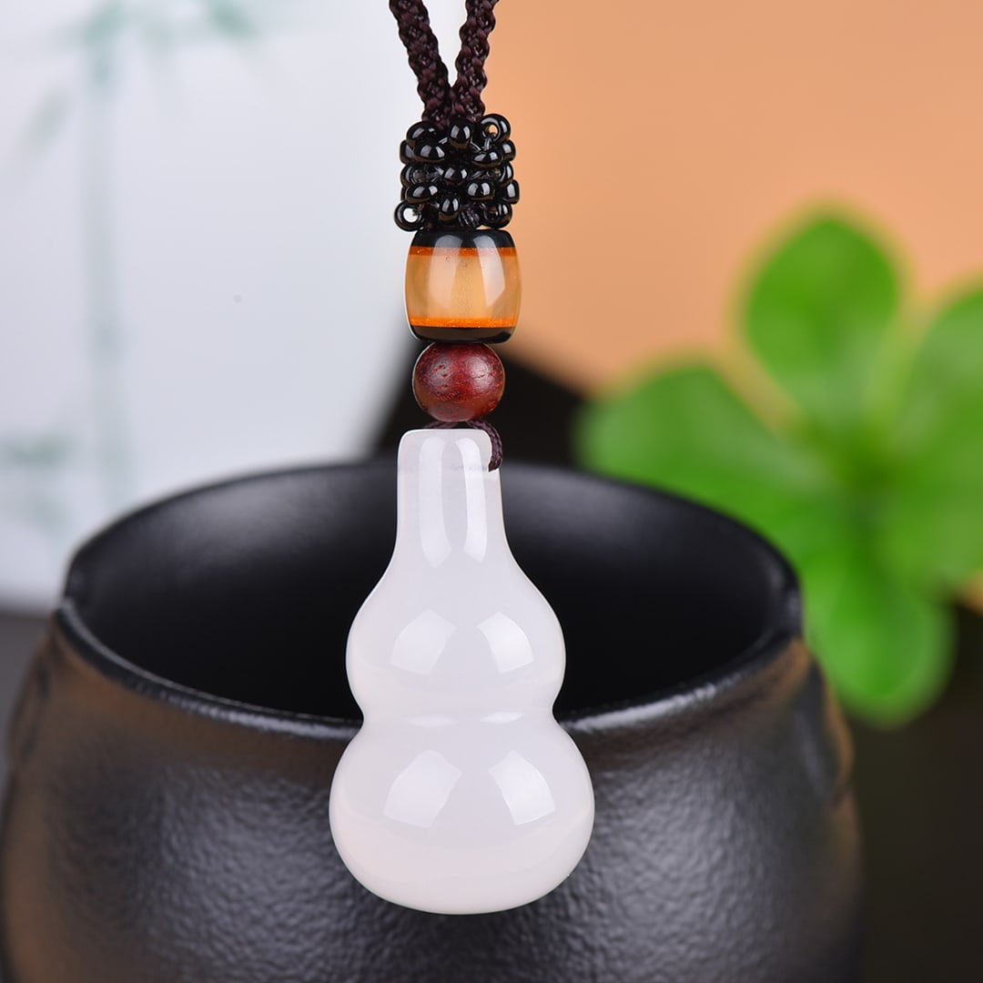 An Exquisite White Jade Gourd Pendant: An Exquisite White Jade Gourd Pendant,Size:19mmx34mm 寓意:福禄双全 白玉葫芦挂件