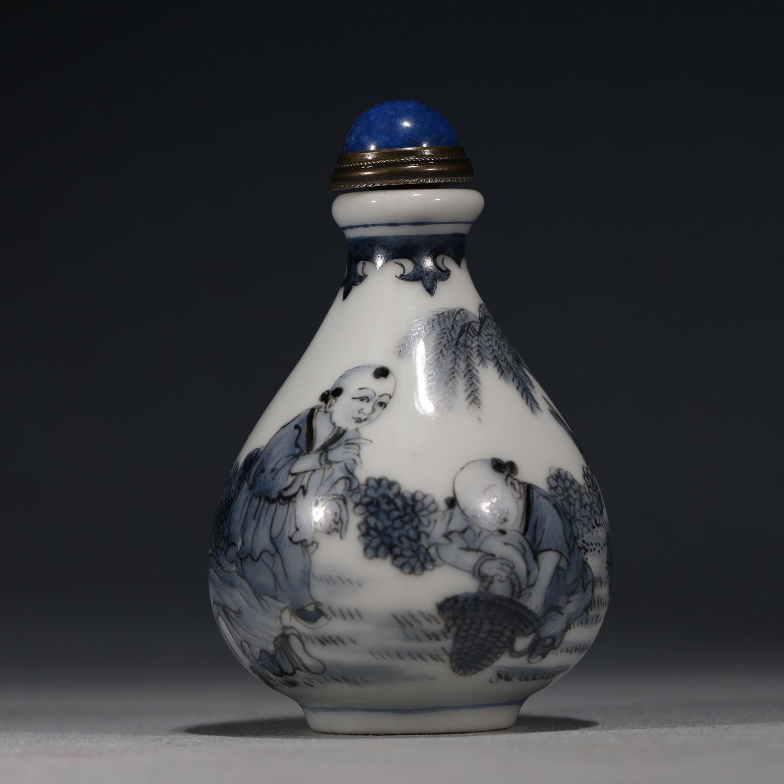 An Exquisite Blue And White Snuff Bottle With Children At Play Pattern: An Exquisite Blue And White Snuff Bottle With Children At Play Pattern,China,Qing Dynasty,Four-Character Qianlong Mark,Dimensions:2.8inx1.8in,青花婴戏纹鼻烟&#
