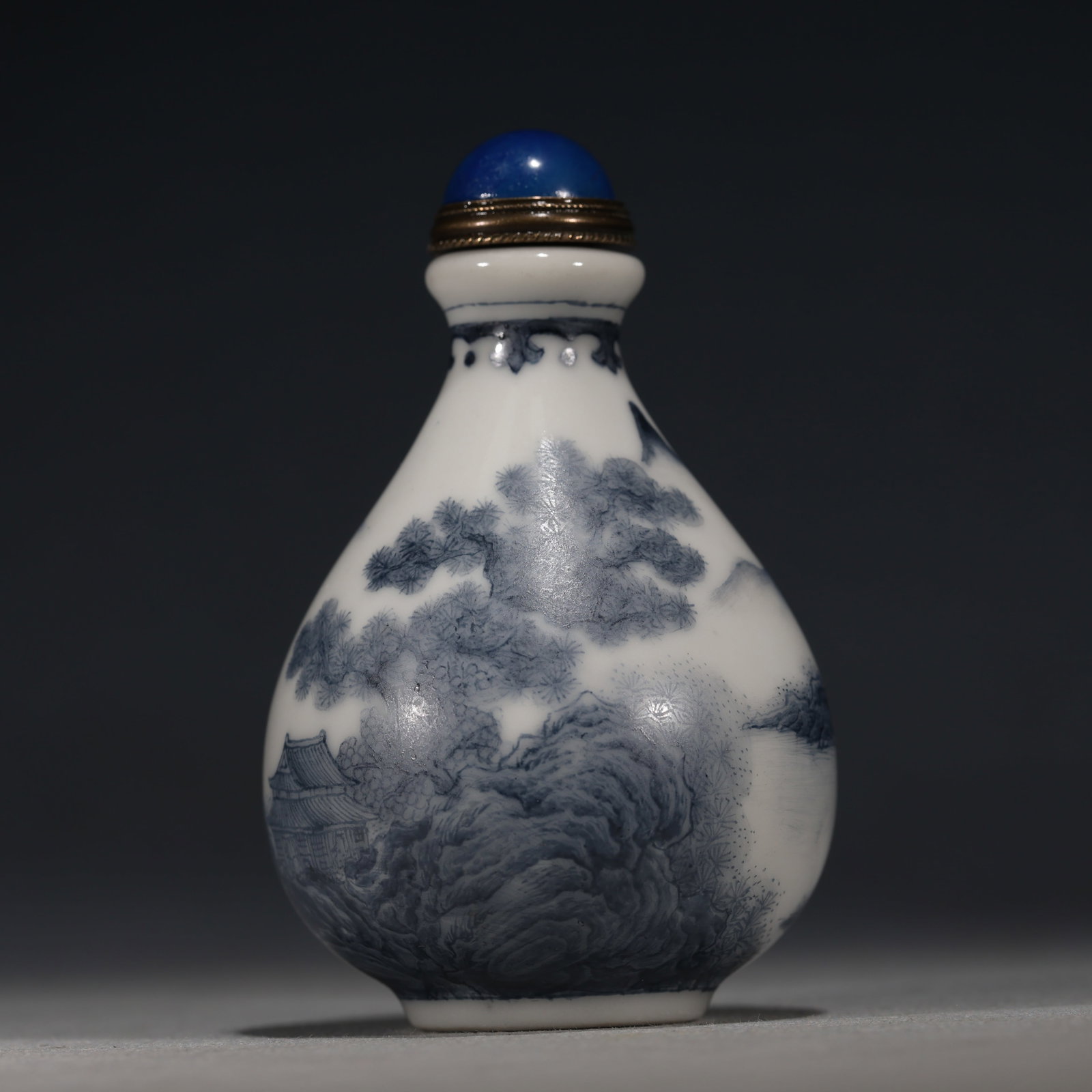 An Exquisite Blue And White Snuff Bottle With Landscape And Pavilion Pattern: An Exquisite Blue And White Snuff Bottle With Landscape And Pavilion Pattern,China,Qing Dynasty,Four-Character Qianlong Mark,Dimensions:2.8inx1.8in,青花山水楼阁 