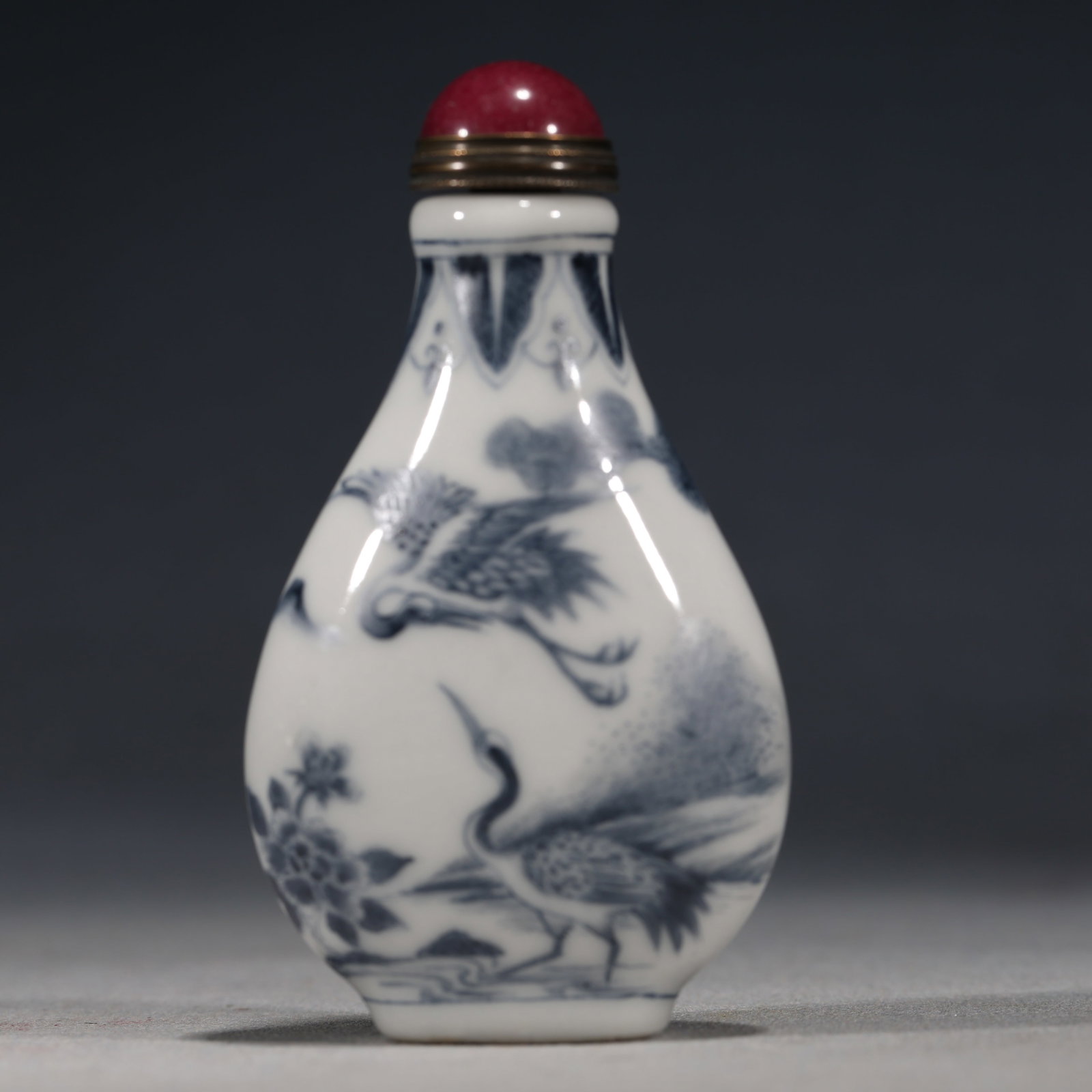 An Exquisite Blue And White Snuff Bottle With Crane And Floral Pattern: An Exquisite Blue And White Snuff Bottle With Crane And Floral Pattern,China,Qing Dynasty,Qianlong Mark,Dimensions:3.1inx1.8in,青花仙鹤花卉纹鼻烟&