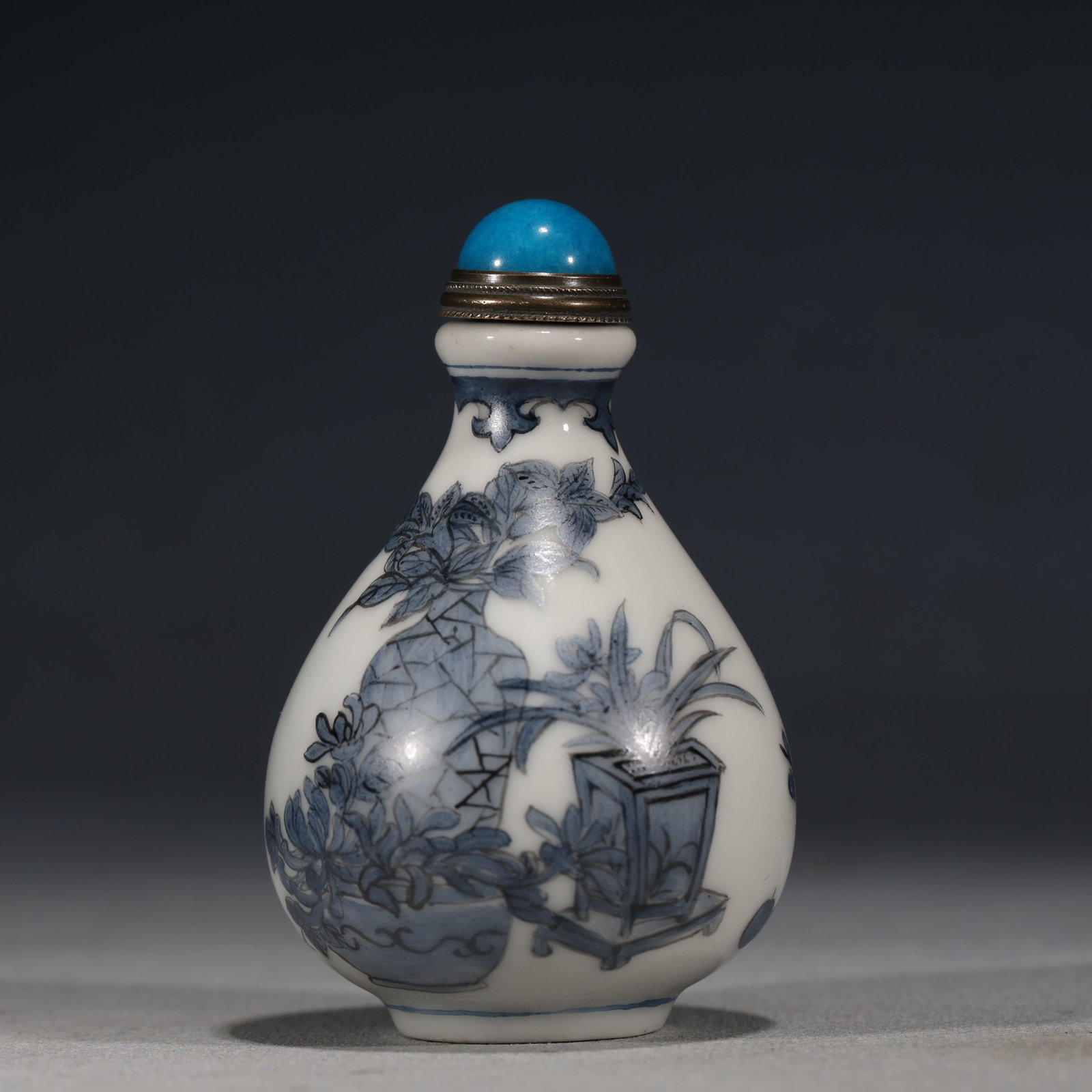 An Exquisite Blue And White Snuff Bottle With Antique Pattern: An Exquisite Blue And White Snuff Bottle With Antique Pattern,China,Qing Dynasty,Four-Character Yongzheng Mark,Dimensions:2.8inx1.8in,青花博古纹鼻烟壶,&