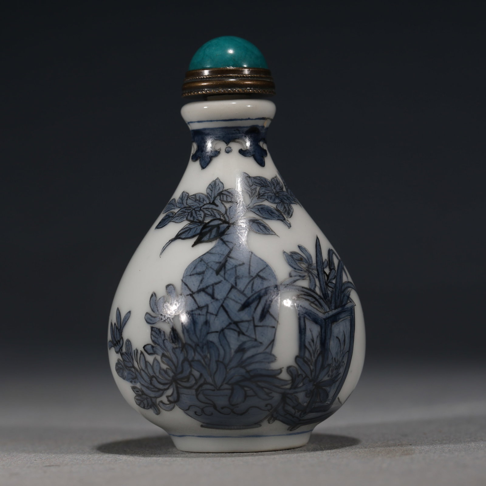 An Exquisite Blue And White Snuff Bottle With Antique And Floral Pattern: An Exquisite Blue And White Snuff Bottle With Antique And Floral Pattern,China,Qing Dynasty,Four-Character Qianlong Mark,Dimensions:2.8inx1.8in,青花博古花卉纹