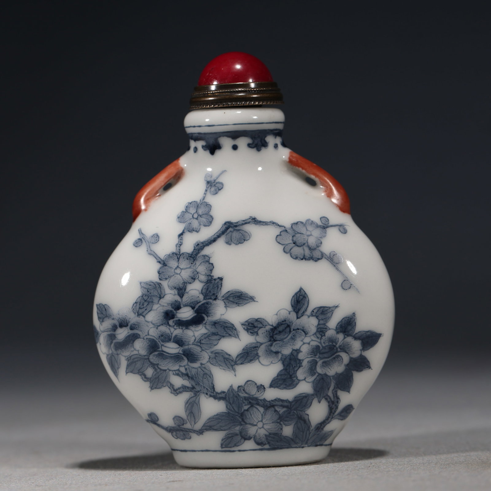 An Exquisite Blue And White Floral Pattern Snuff Bottle With Iron Red Two Ears: An Exquisite Blue And White Floral Pattern Snuff Bottle With Iron Red Two Ears,China,Qing Dynasty,Four-Character Yongzheng Mark,Dimensions:3inx2.2in,青花花卉纹矾
