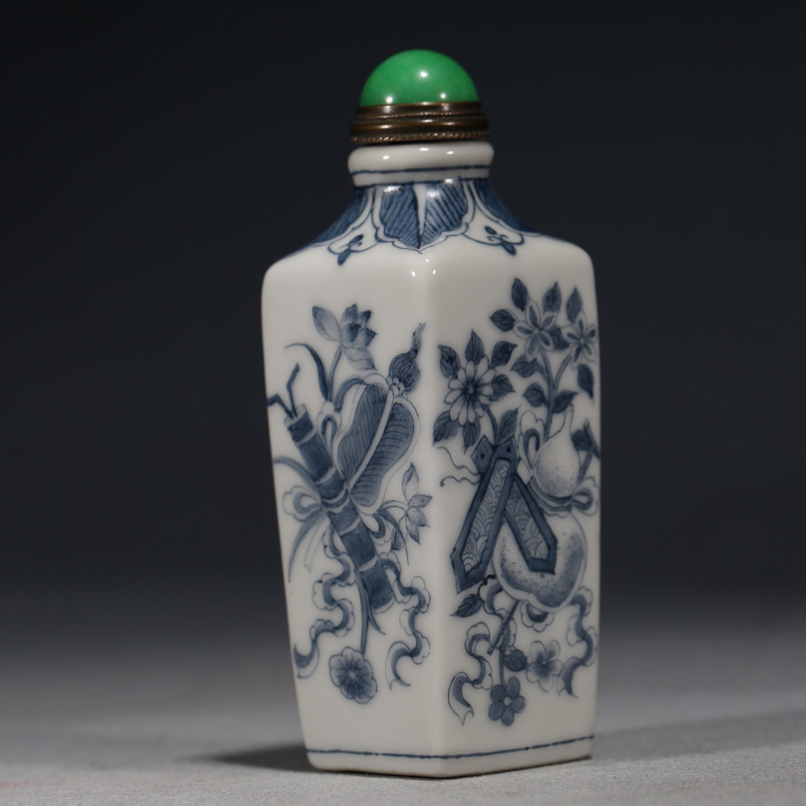 An Exquisite Blue And White Snuff Bottle With Eight Treasures Pattern: An Exquisite Blue And White Snuff Bottle With Eight Treasures Pattern,China,Qing Dynasty,Four-Character Qianlong Mark,Dimensions:3.1inx1.2in,青花八宝纹鼻烟