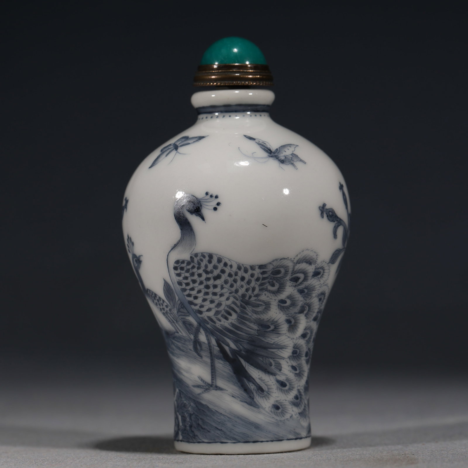 An Exquisite Blue And White Snuff Bottle With Peacock And Floral Pattern: An Exquisite Blue And White Snuff Bottle With Peacock And Floral Pattern,China,Qing Dynasty,Four-Character Qianlong Mark,Dimensions:3.1inx2in,青花孔雀花卉纹&#