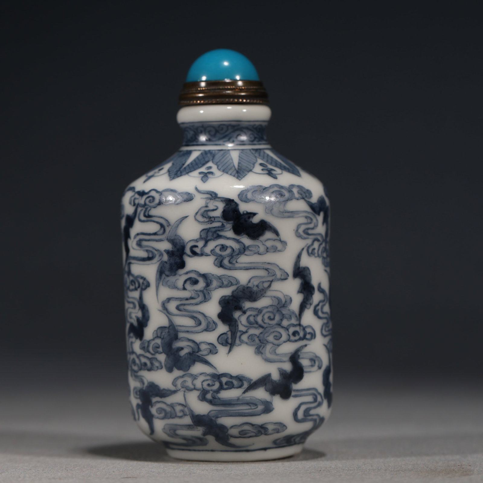 An Exquisite Blue And White Snuff Bottle With Auspicious Cloud And Bat Pattern: An Exquisite Blue And White Snuff Bottle With Auspicious Cloud And Bat Pattern,China,Qing Dynasty,Four-Character Qianlong Mark,Dimensions:3.1inx1.6in,青花祥云蝙蝠&#