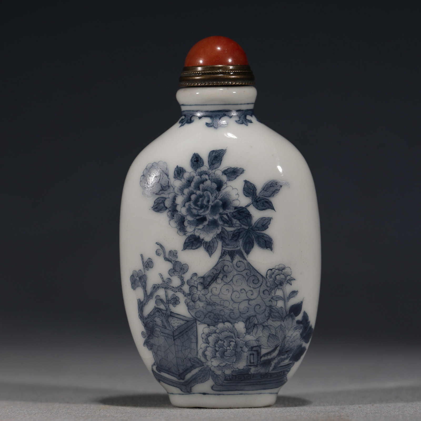 An Exquisite Blue And White Snuff Bottle With Antique Pattern: An Exquisite Blue And White Snuff Bottle With Antique Pattern,China,Qing Dynasty,Qianlong Mark,Dimensions:3.1inx2.2in,青花博古纹鼻烟壶,中国&