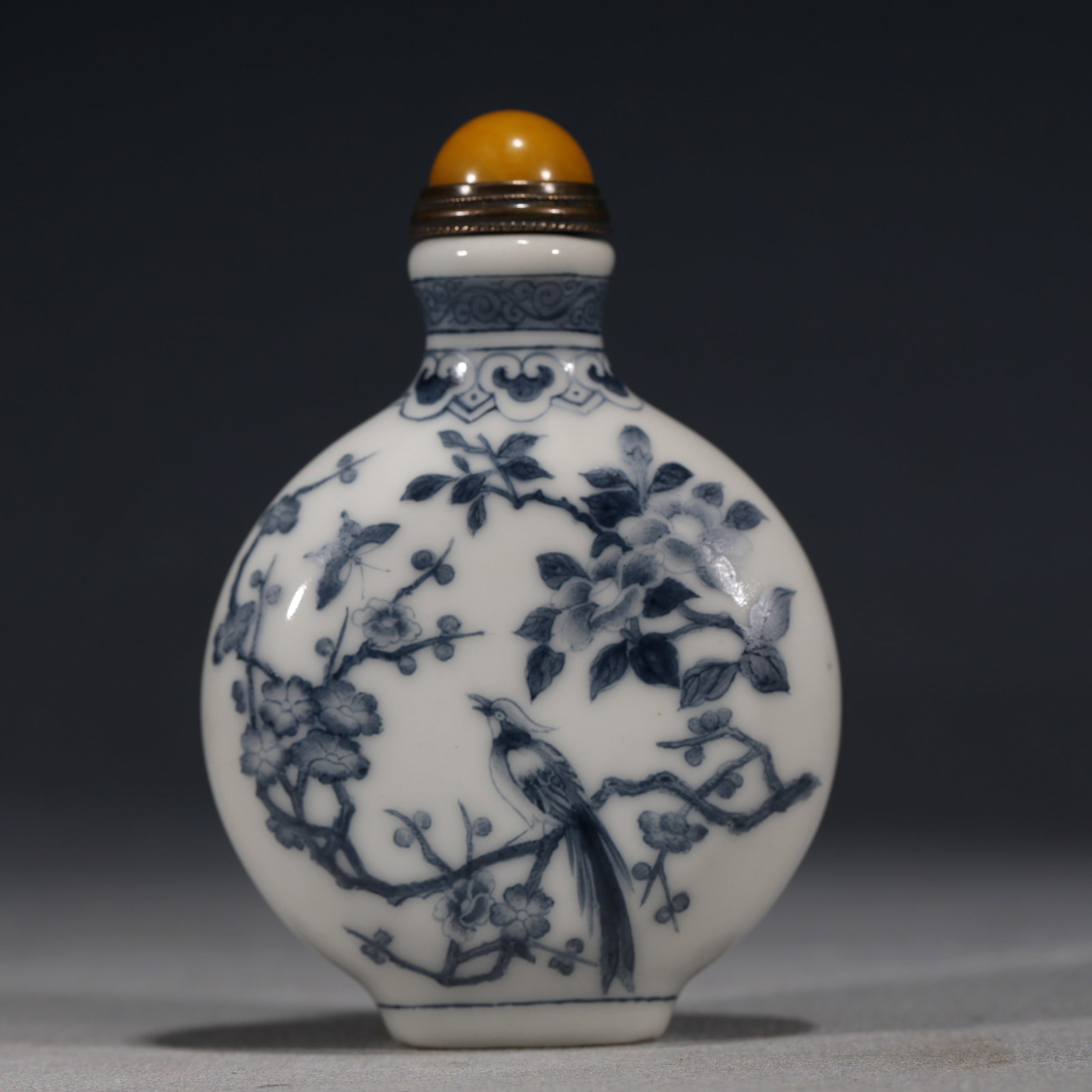 An Exquisite Blue And White Flat Bottle-Shaped Snuff Bottle With Flower And Bird Pattern: An Exquisite Blue And White Flat Bottle-Shaped Snuff Bottle With Flower And Bird Pattern,China,Qing Dynasty,Four-Character Qianlong Mark,Dimensions:3.1inx2.2in,青花花鸟纹