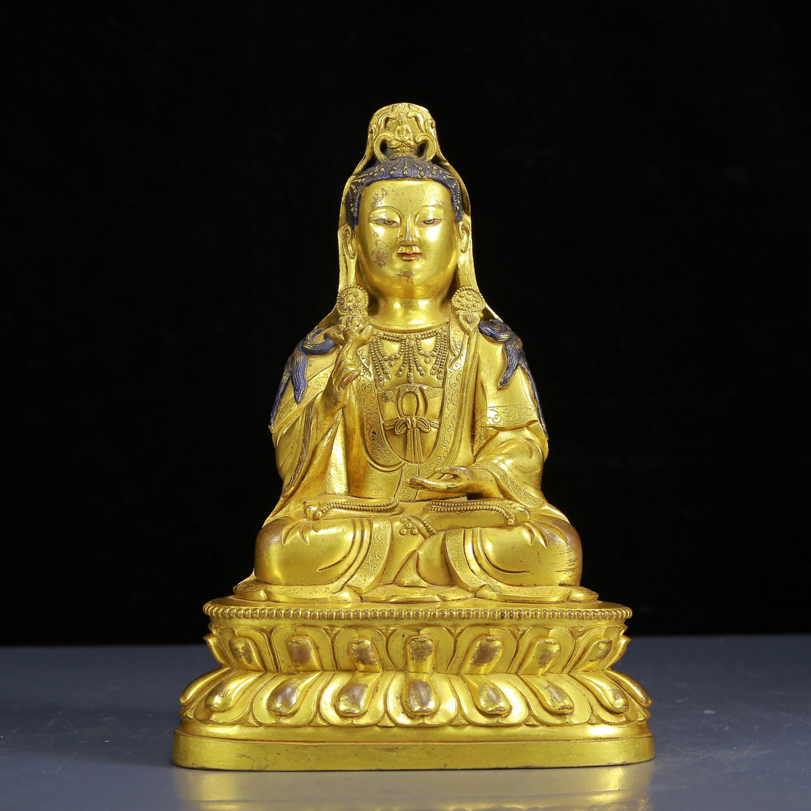 A Solemn Gilt Bronze Statue of Avalokitesvara: A Solemn Gilt Bronze Statue of Avalokitesvara,Ming Dynasty,China,Size:6.3inx4.3inx9.1in,Weight:2730g,铜鎏金观音像,中国明代