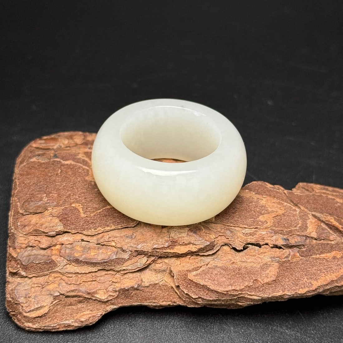 An Exquisite White Jade Ring: An Exquisite White Jade Ring,Qing Dynasty,China,Size:(inside diameter)0.8in,1.3inx0.6in,Weight:20g,白玉戒指,中国清代