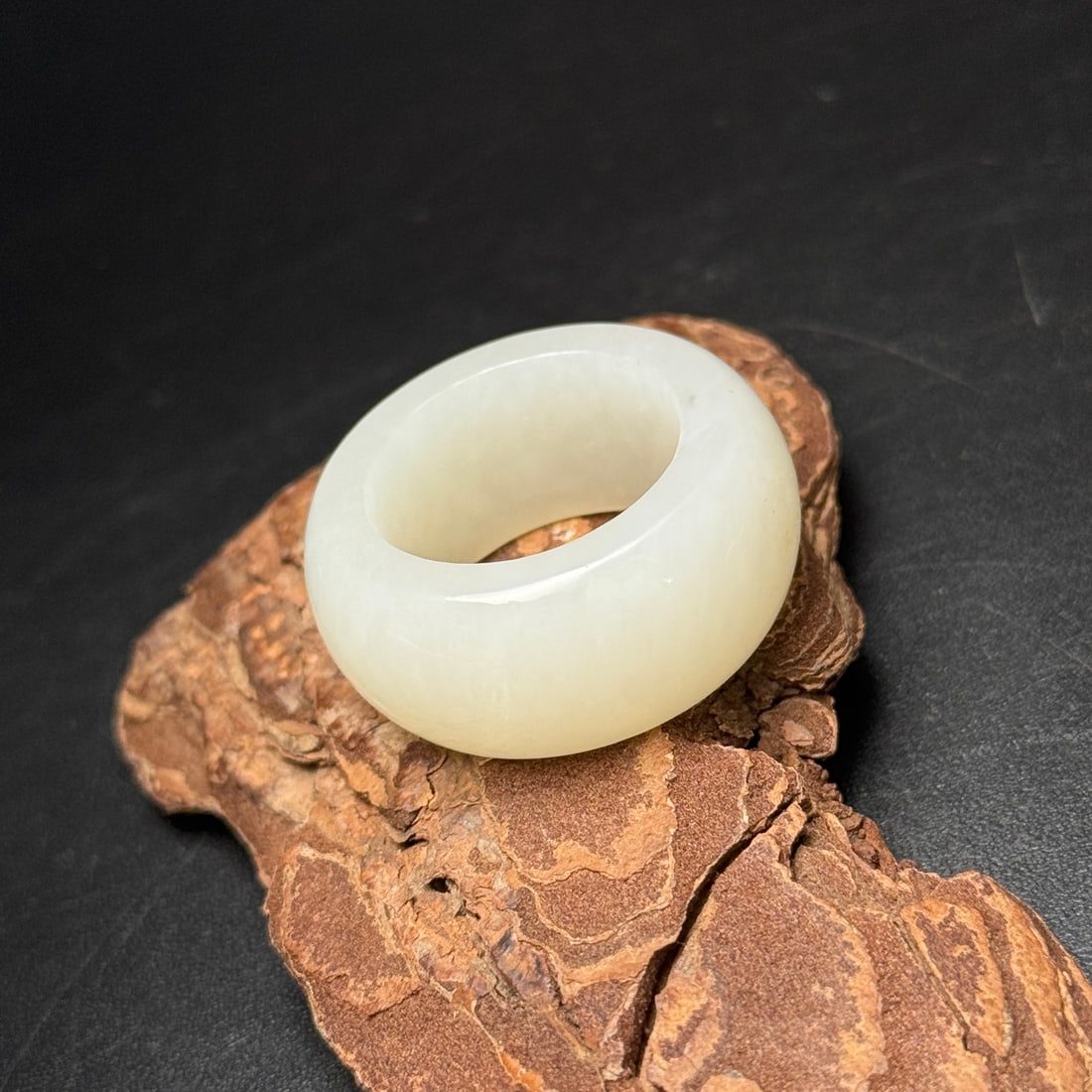 An Exquisite White Jade Ring - 2