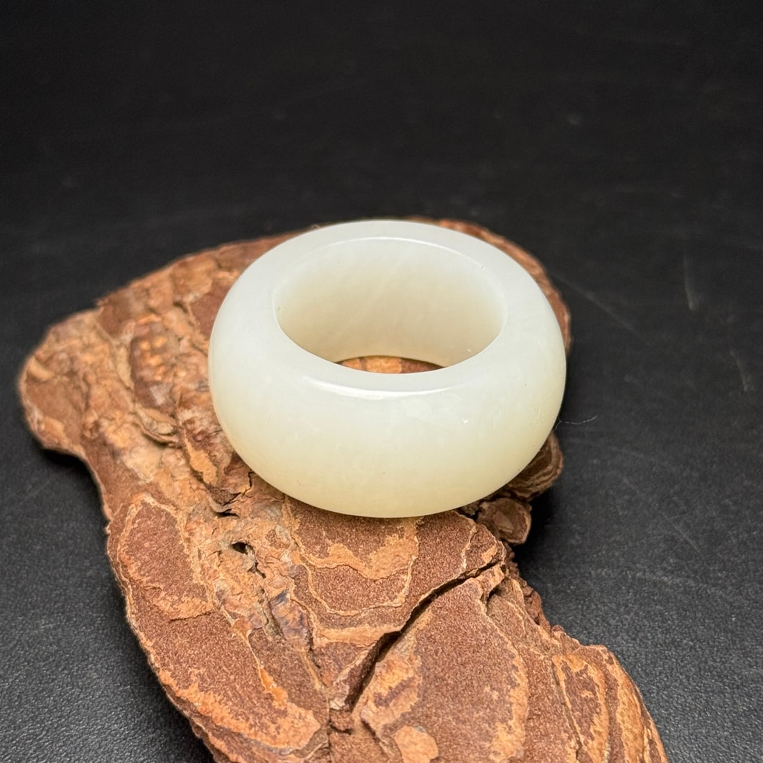 An Exquisite White Jade Ring - 3