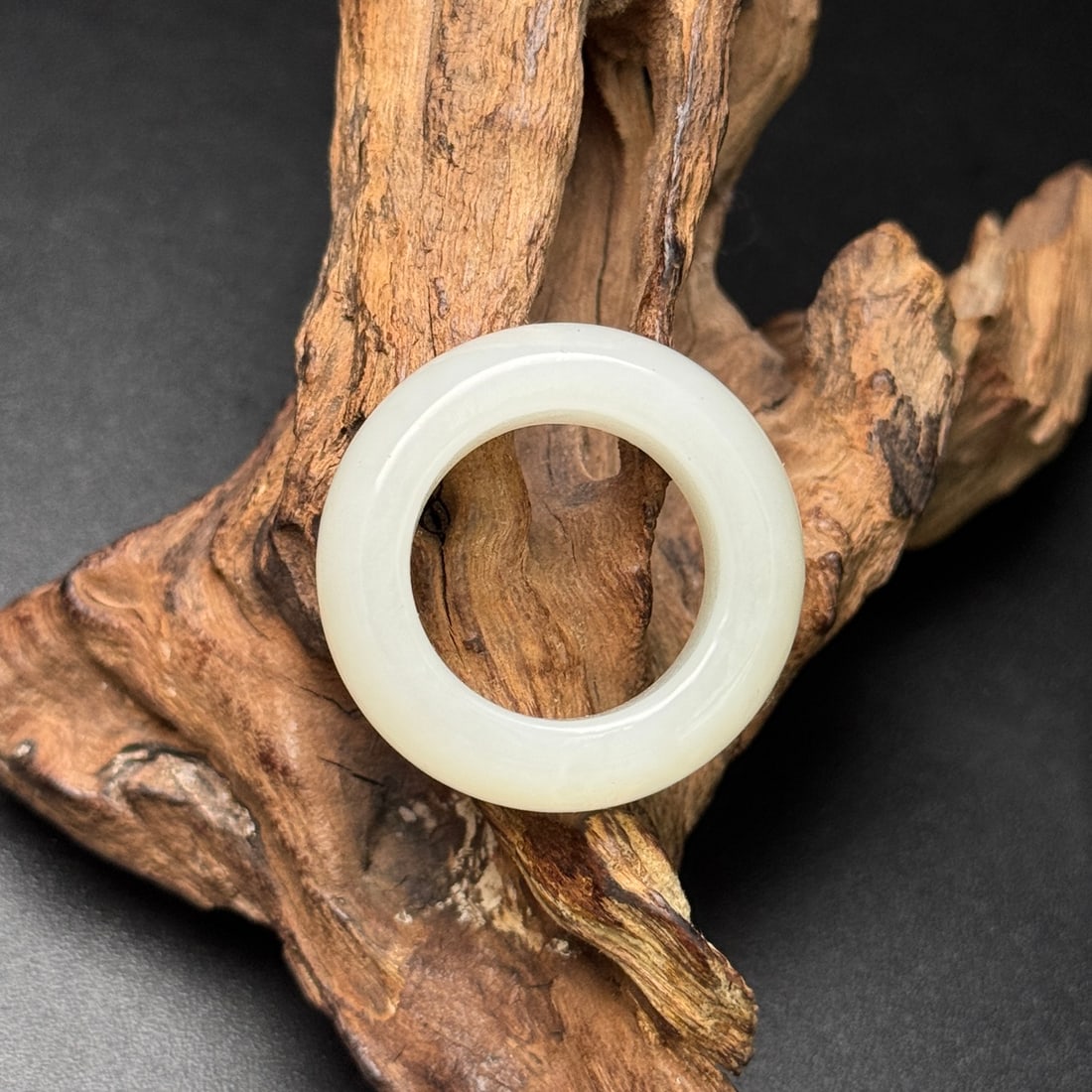 An Exquisite White Jade Ring - 4