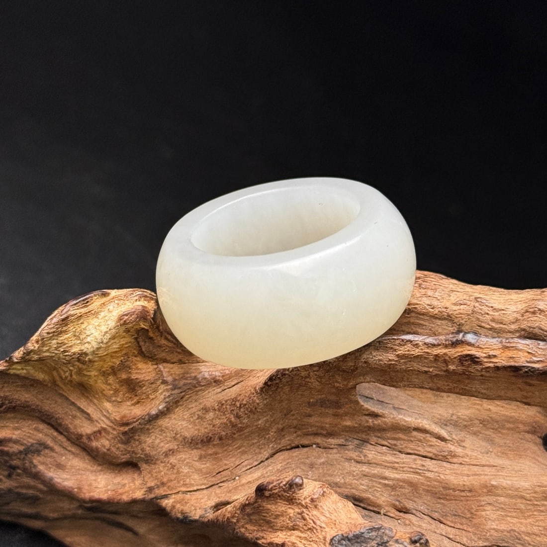 An Exquisite White Jade Ring - 5