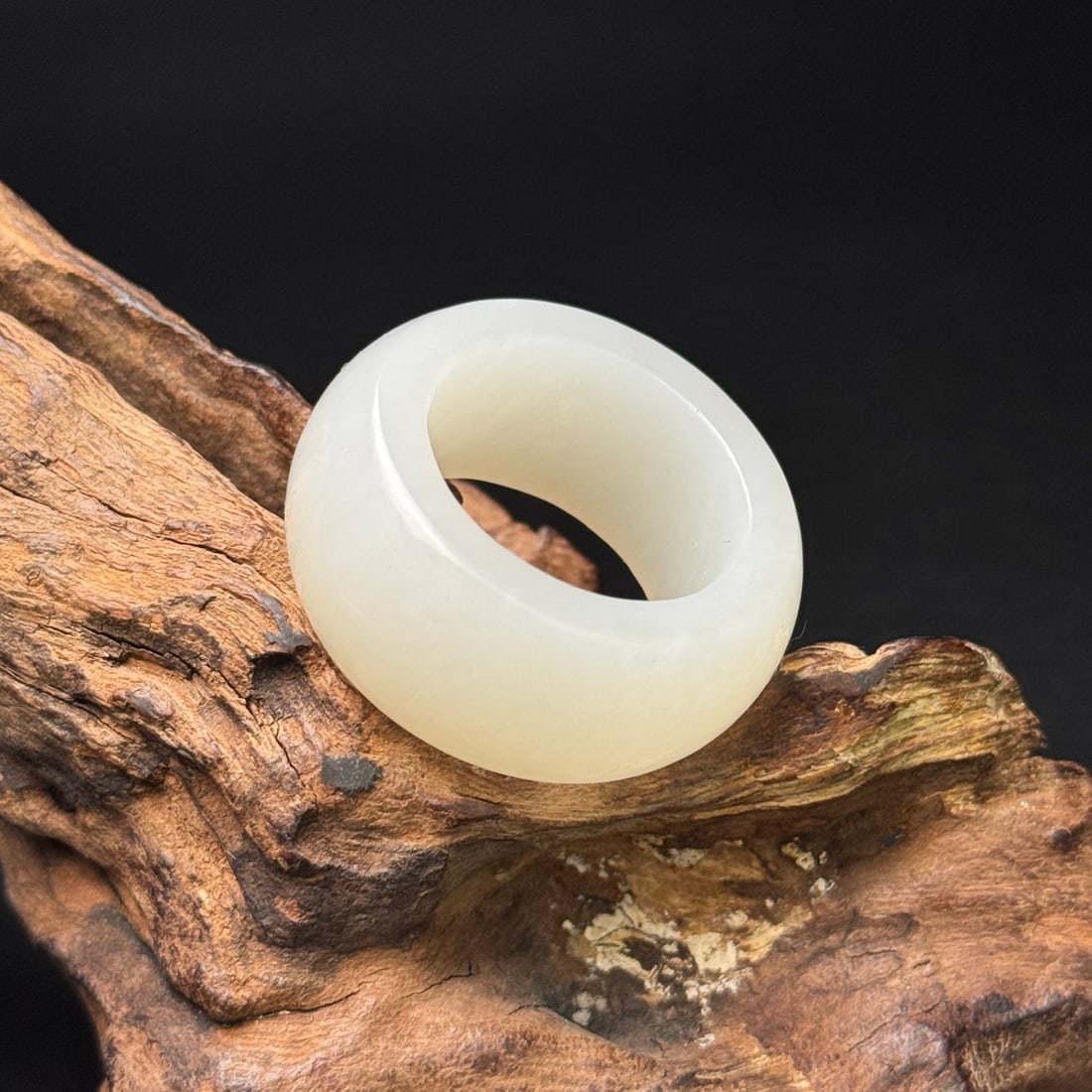 An Exquisite White Jade Ring - 6