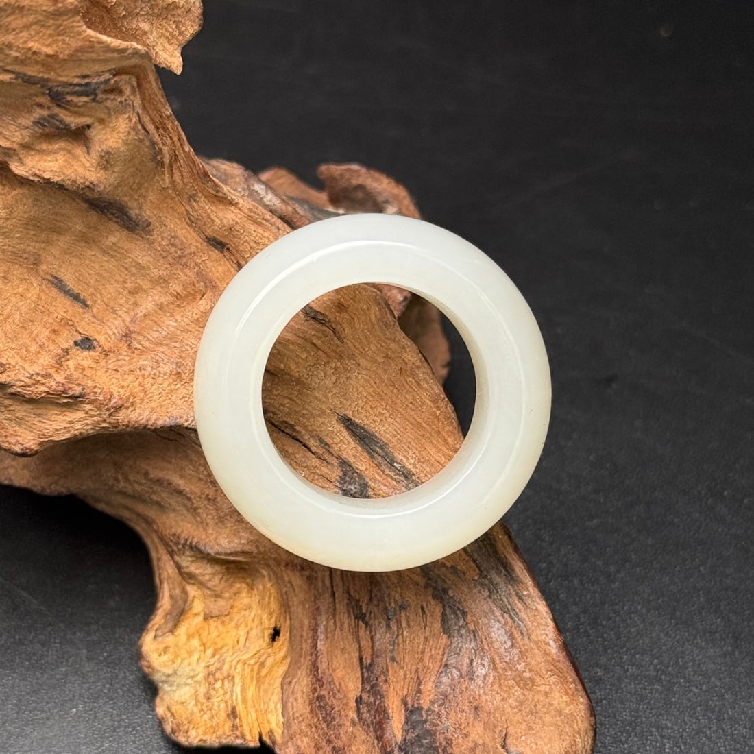 An Exquisite White Jade Ring - 7
