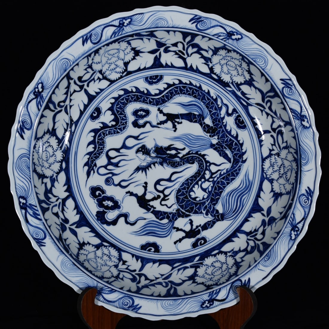 An Exquisite Blue and White Dragon Pattern Plate: An Exquisite Blue and White Dragon Pattern Plate,Yuan Dynasty,China,With Mark,Size:2.8inx17.7in,青花龙纹盘,中国元代,带款