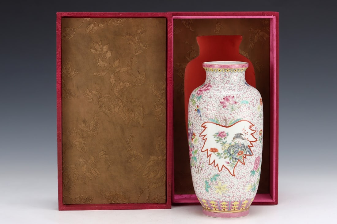 An Exquisite Famille-Rose Flower and Bird Pattern Vase: An Exquisite Famille-Rose Flower and Bird Pattern VaseQing Dynasty, China,Qianlong Six-character Mark,Size:9.1inx4.6in,粉彩花鸟纹瓶,中国清代