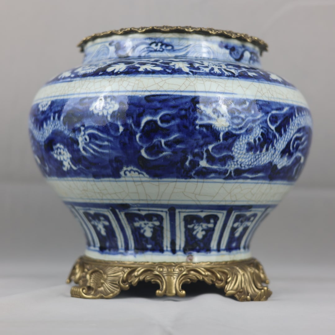 An Exquisite Blue and White Inlaid Bronze Lotus Pattern Dragon Pattern Jar: An Exquisite Blue and White Inlaid Bronze Lotus Pattern Dragon Pattern JarYuan Dynasty,China,青花镶铜缠枝莲纹龙纹罐,中国&#